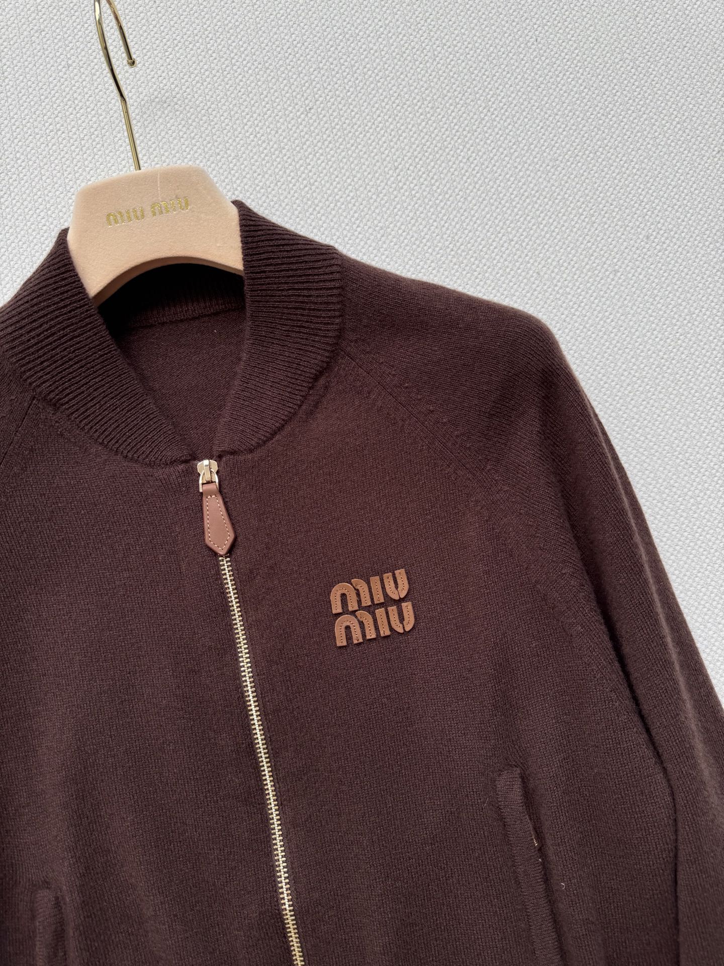 Miumi* 🆕25Fw早秋新款 巧克力色拉链羊绒针织外套丨原版开发！高版出品！罗纹立领学院风拉链夹克版