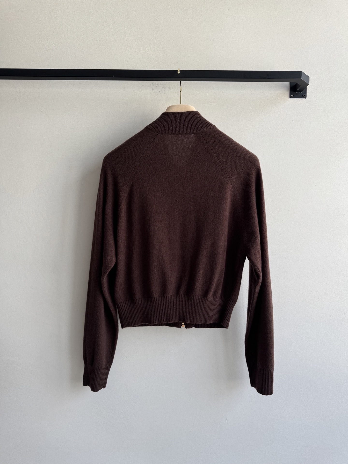 Miumi* 🆕25Fw早秋新款 巧克力色拉链羊绒针织外套丨原版开发！高版出品！罗纹立领学院风拉链夹克版