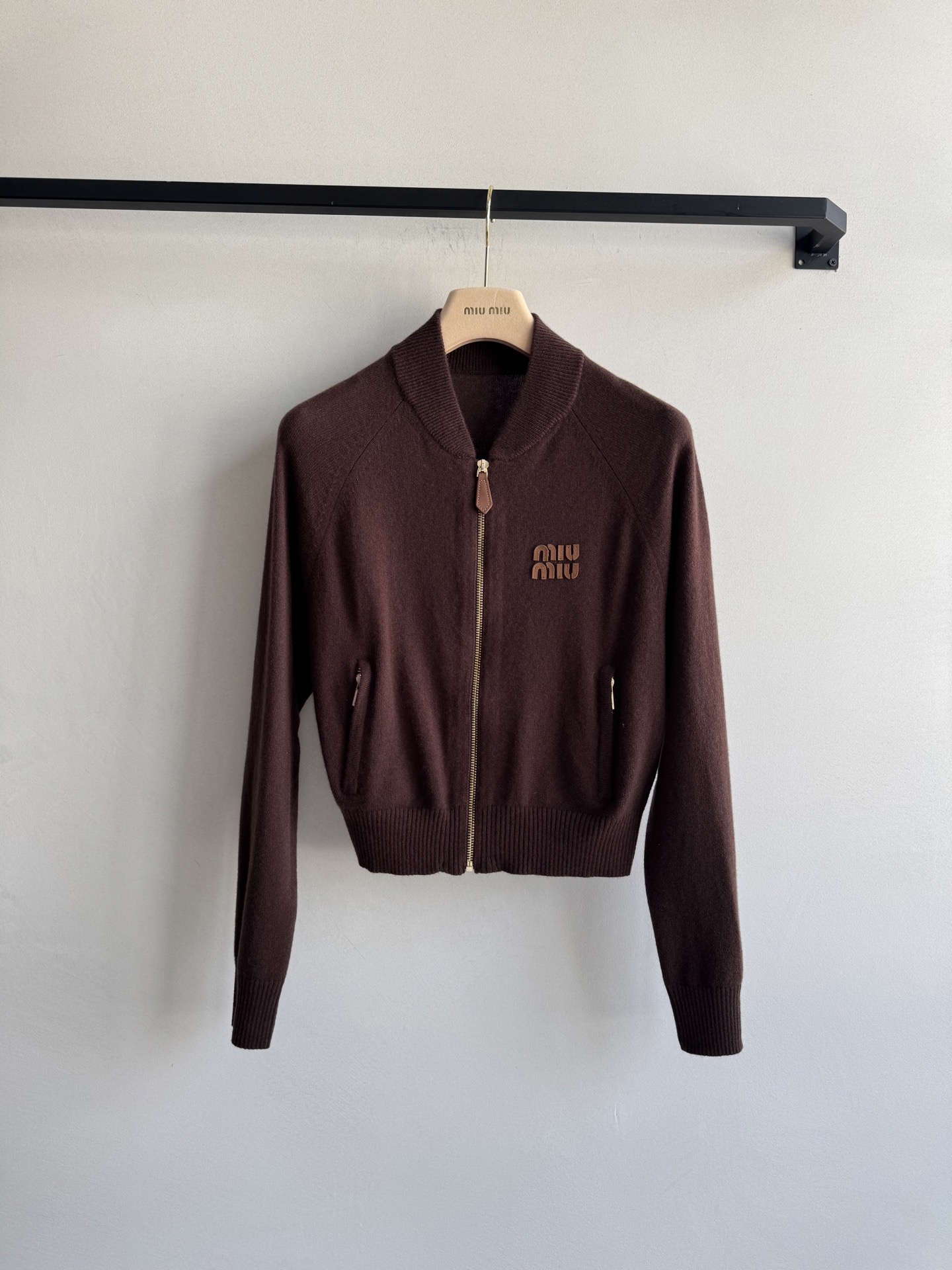 Miumi* 🆕25Fw早秋新款 巧克力色拉链羊绒针织外套丨原版开发！高版出品！罗纹立领学院风拉链夹克版