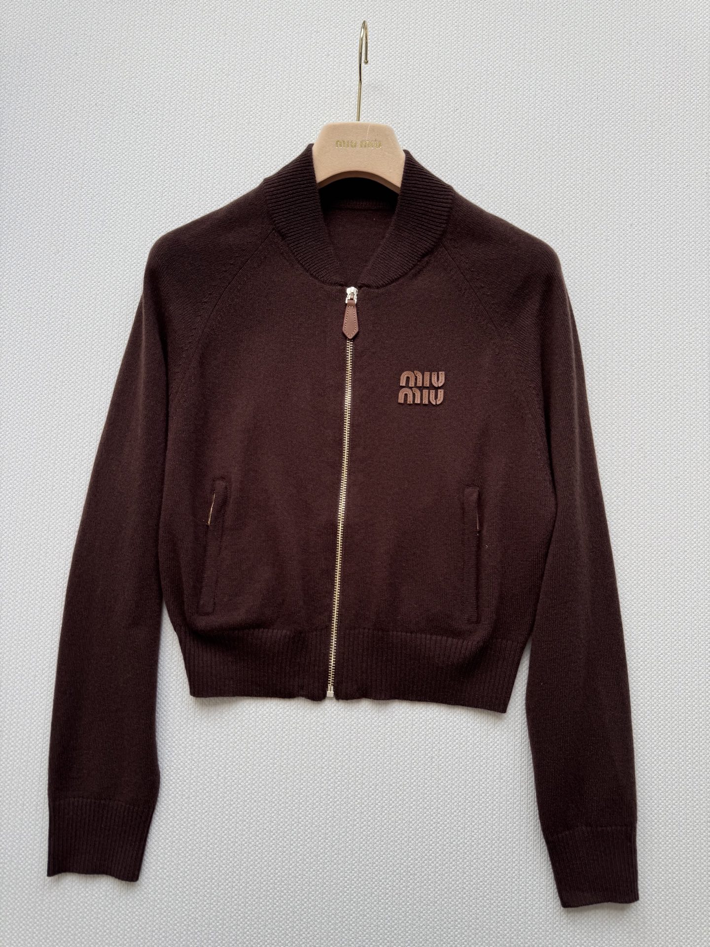 Miumi* 🆕25Fw早秋新款 巧克力色拉链羊绒针织外套丨原版开发！高版出品！罗纹立领学院风拉链夹克版