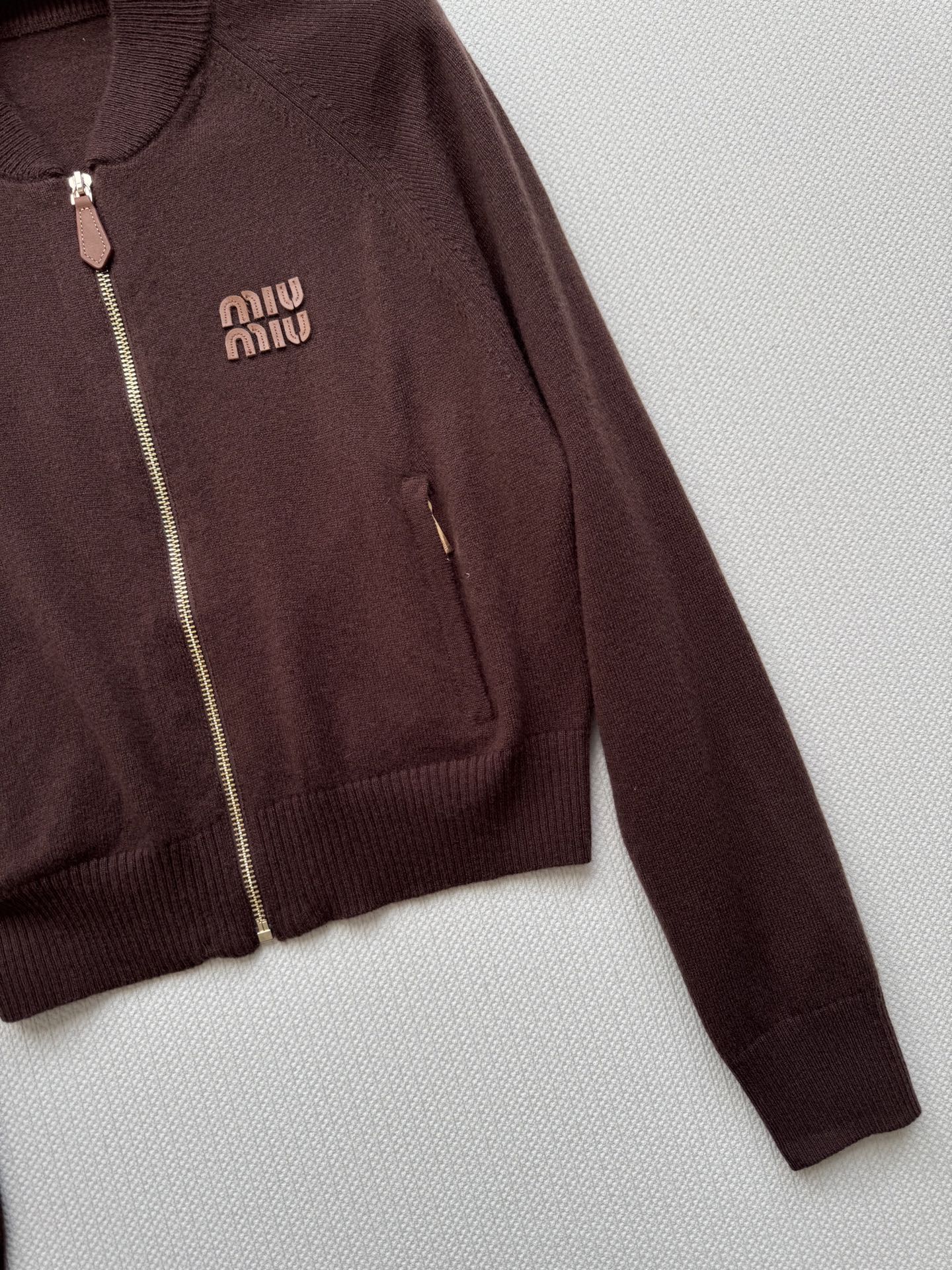 Miumi* 🆕25Fw早秋新款 巧克力色拉链羊绒针织外套丨原版开发！高版出品！罗纹立领学院风拉链夹克版