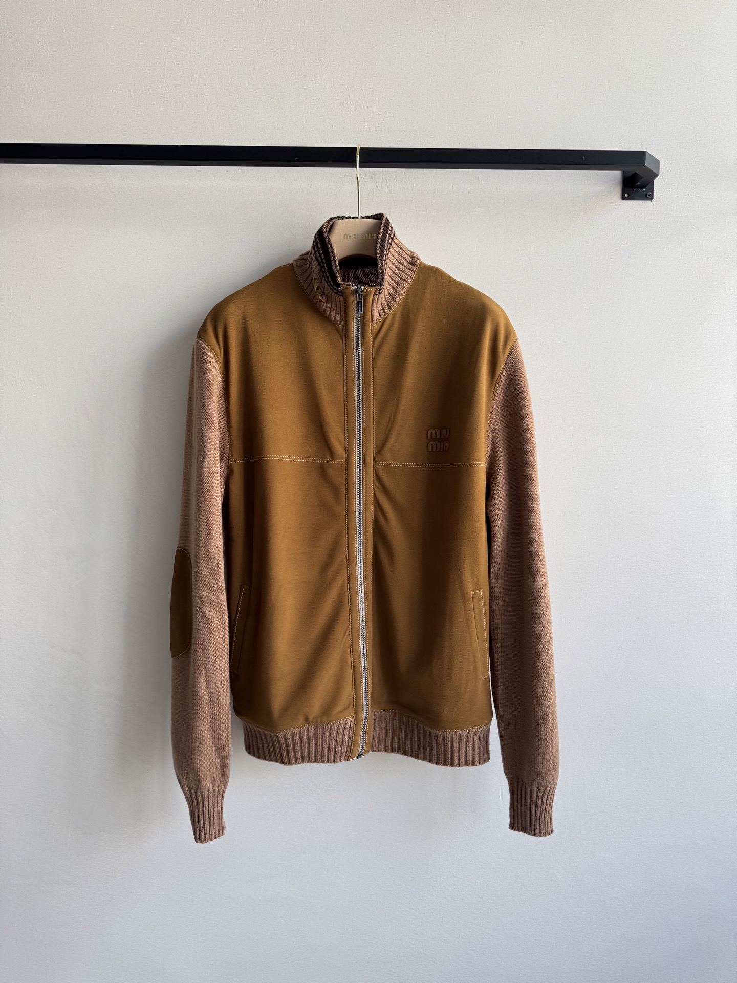 MiuMi*🆕25FW秋冬新款 麂皮拼接针织夹克外套 原版开发 ⚠️高版本出品 这款外套太绝啦！麂皮外套