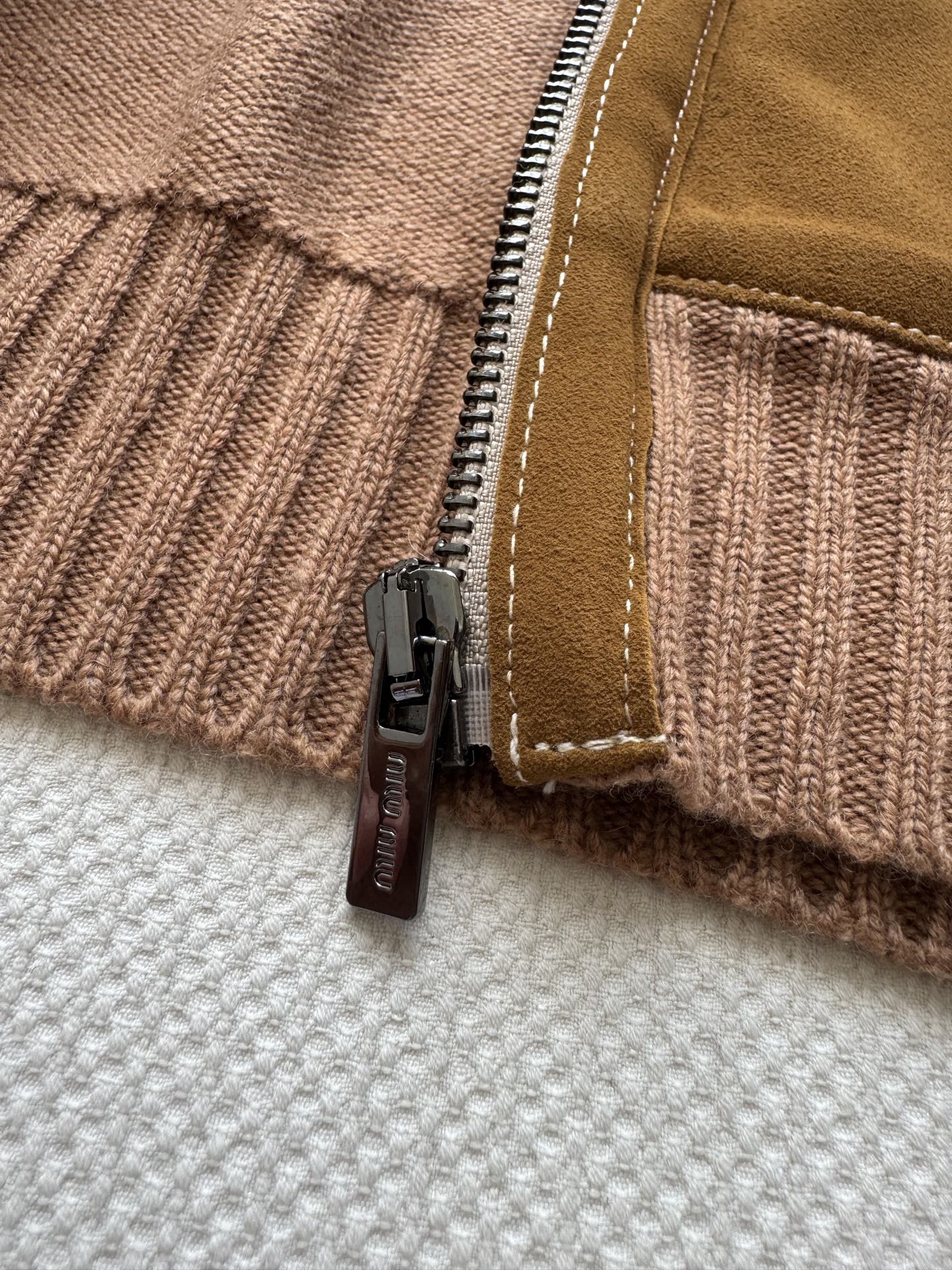 MiuMi*🆕25FW秋冬新款 麂皮拼接针织夹克外套 原版开发 ⚠️高版本出品 这款外套太绝啦！麂皮外套