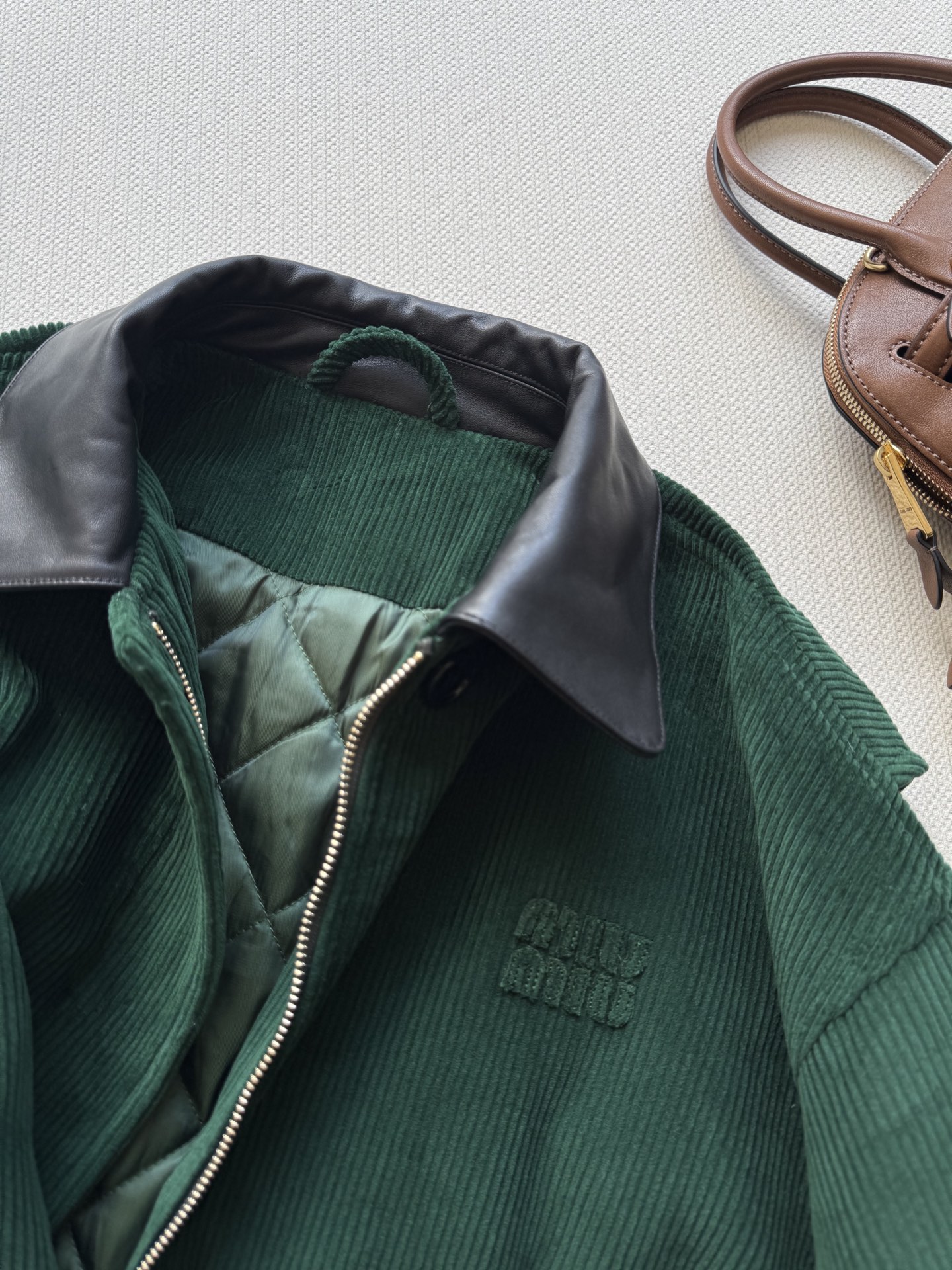 Miumi*🆕 25Fw早秋新款 知性分子学院风灯芯绒夹克外套 原版开发！高版出品！皮领拼接 定染宝石绿