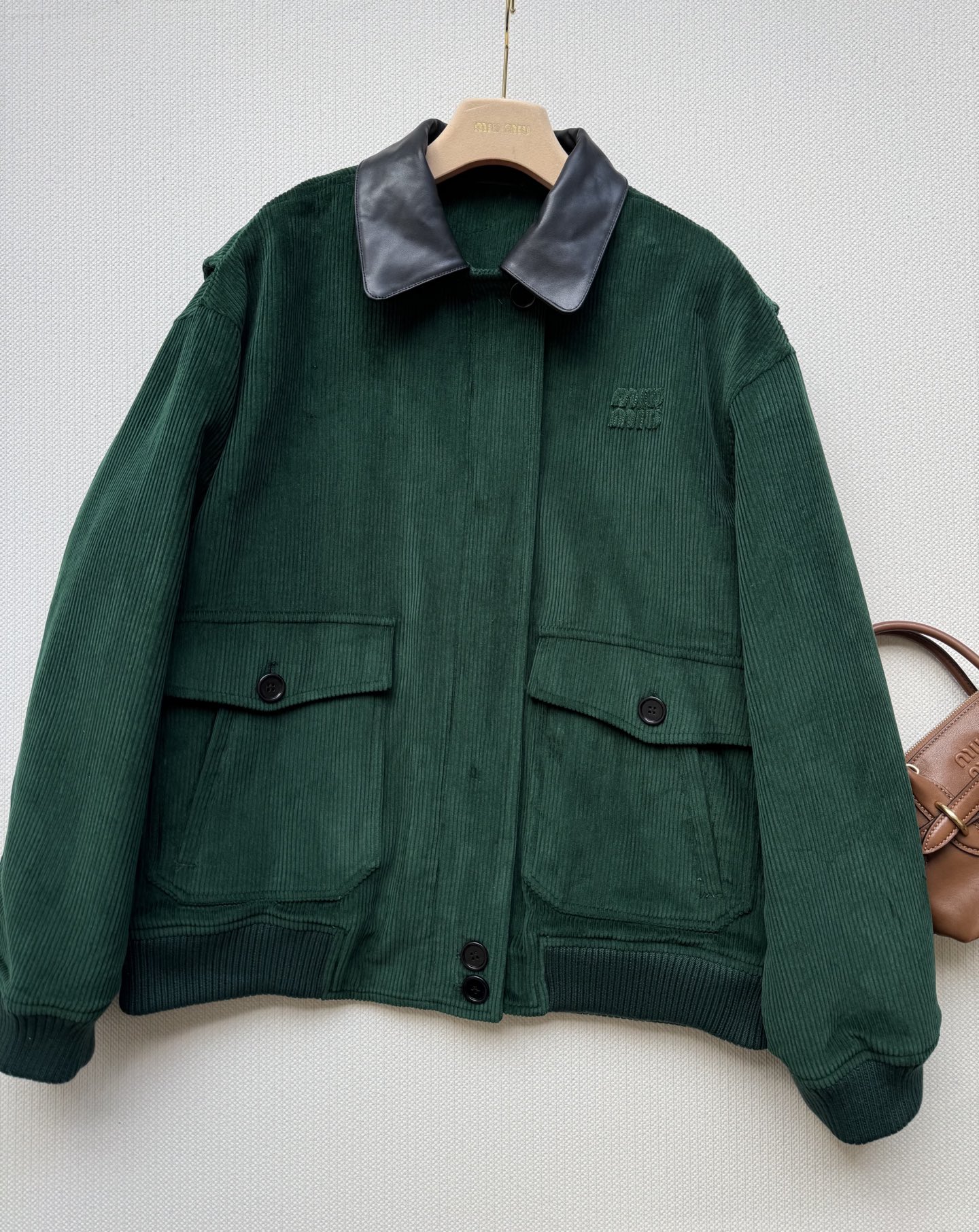 Miumi*🆕 25Fw早秋新款 知性分子学院风灯芯绒夹克外套 原版开发！高版出品！皮领拼接 定染宝石绿