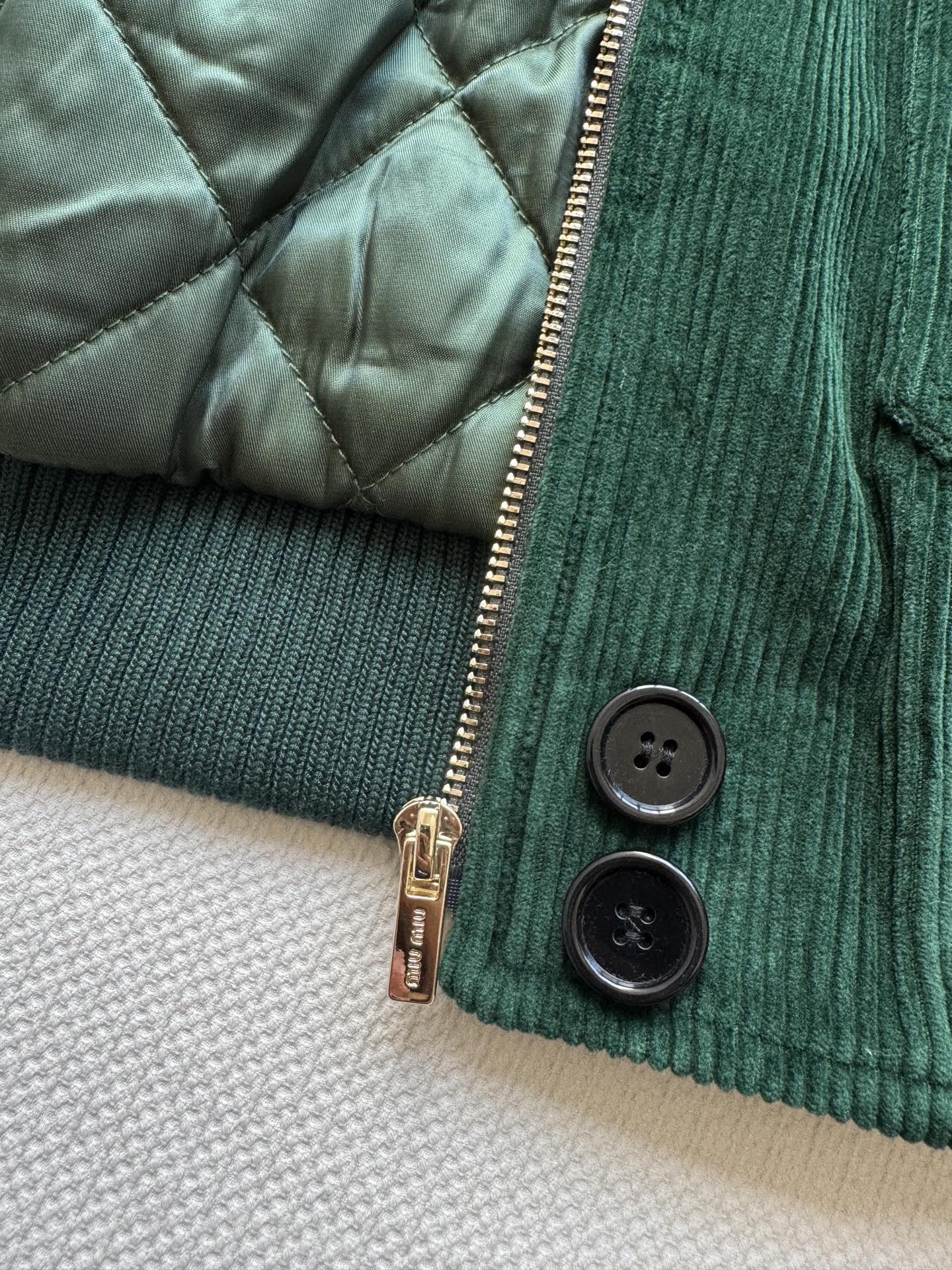 Miumi*🆕 25Fw早秋新款 知性分子学院风灯芯绒夹克外套 原版开发！高版出品！皮领拼接 定染宝石绿