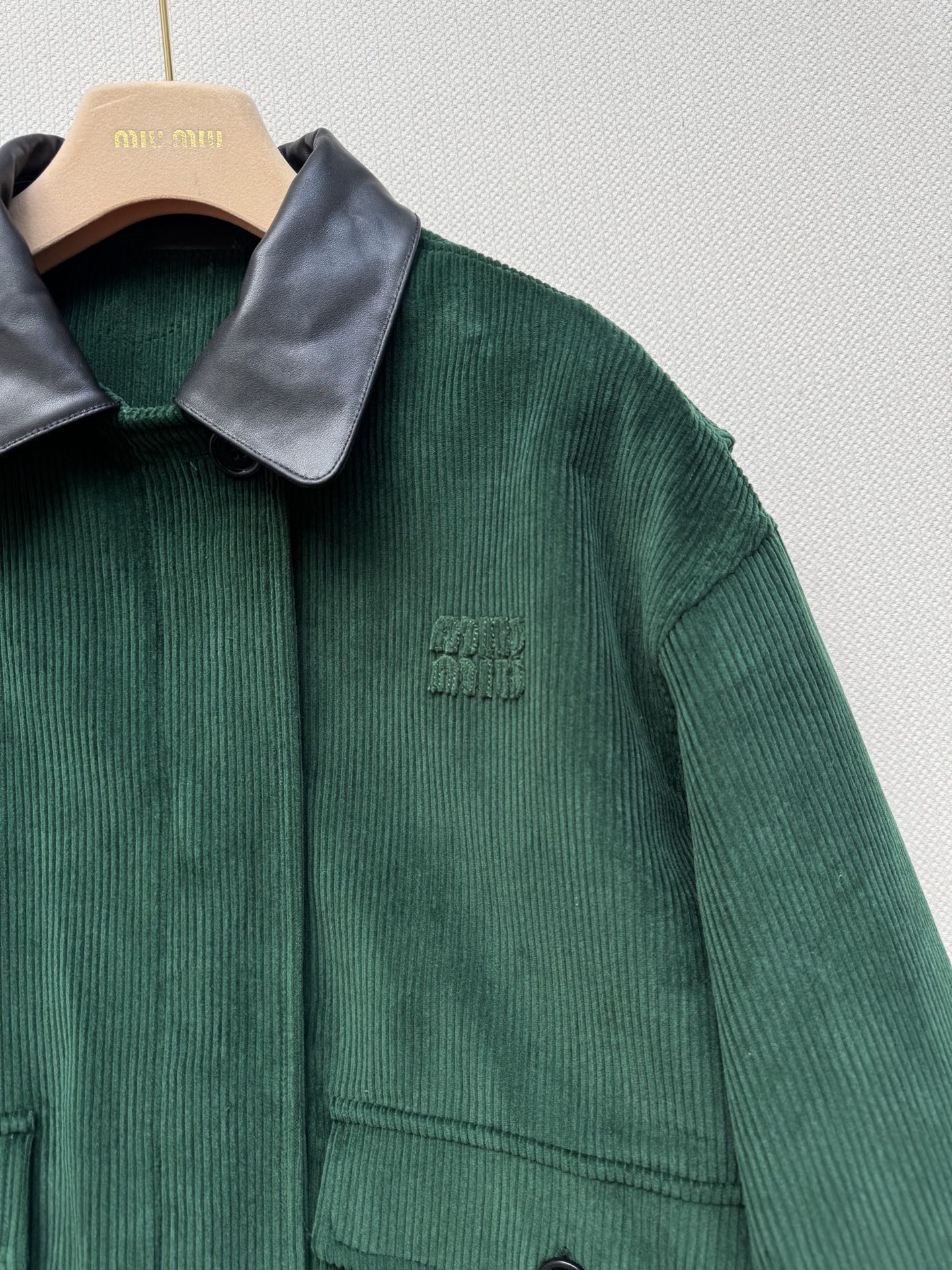 Miumi*🆕 25Fw早秋新款 知性分子学院风灯芯绒夹克外套 原版开发！高版出品！皮领拼接 定染宝石绿