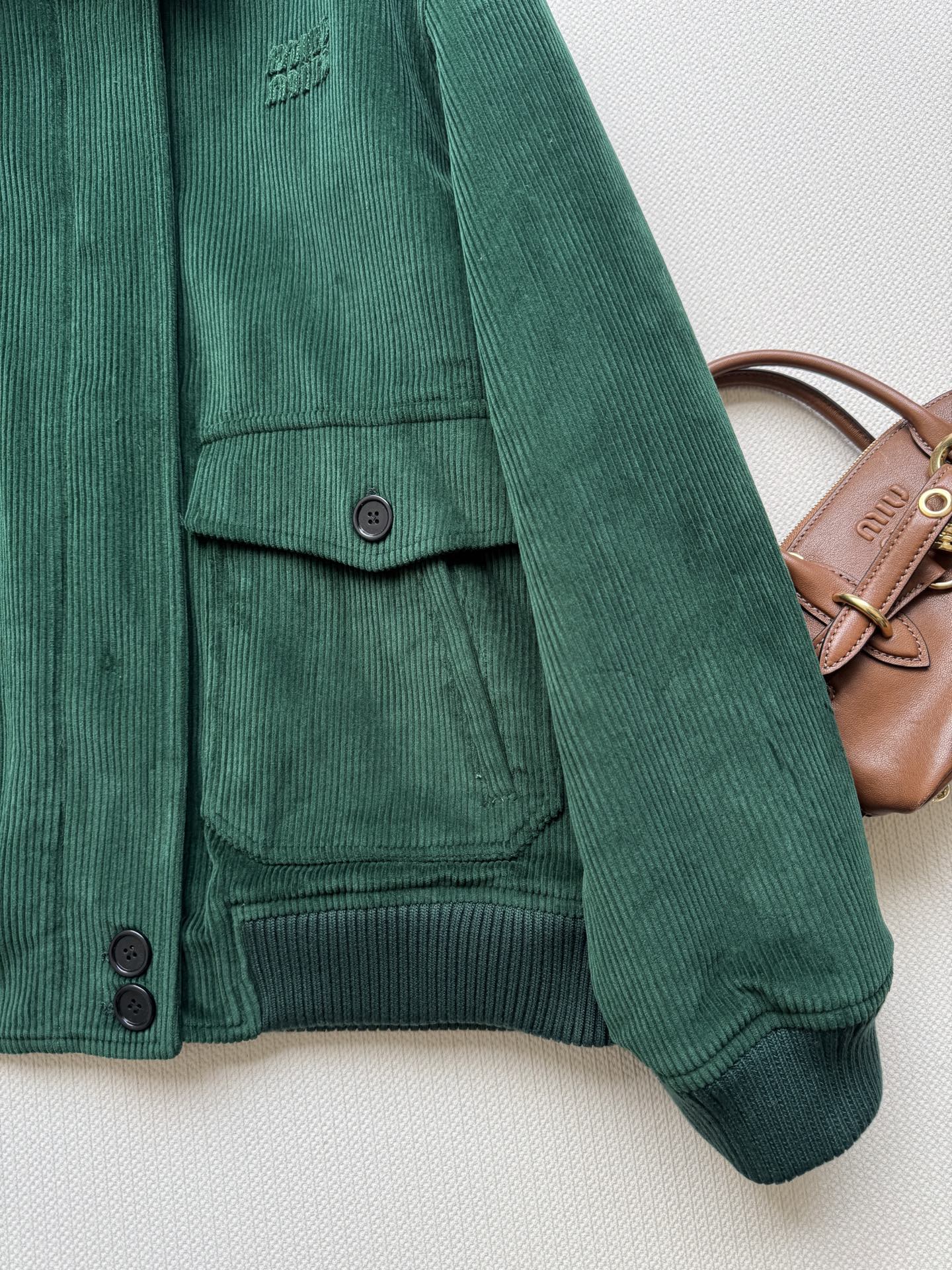 Miumi*🆕 25Fw早秋新款 知性分子学院风灯芯绒夹克外套 原版开发！高版出品！皮领拼接 定染宝石绿