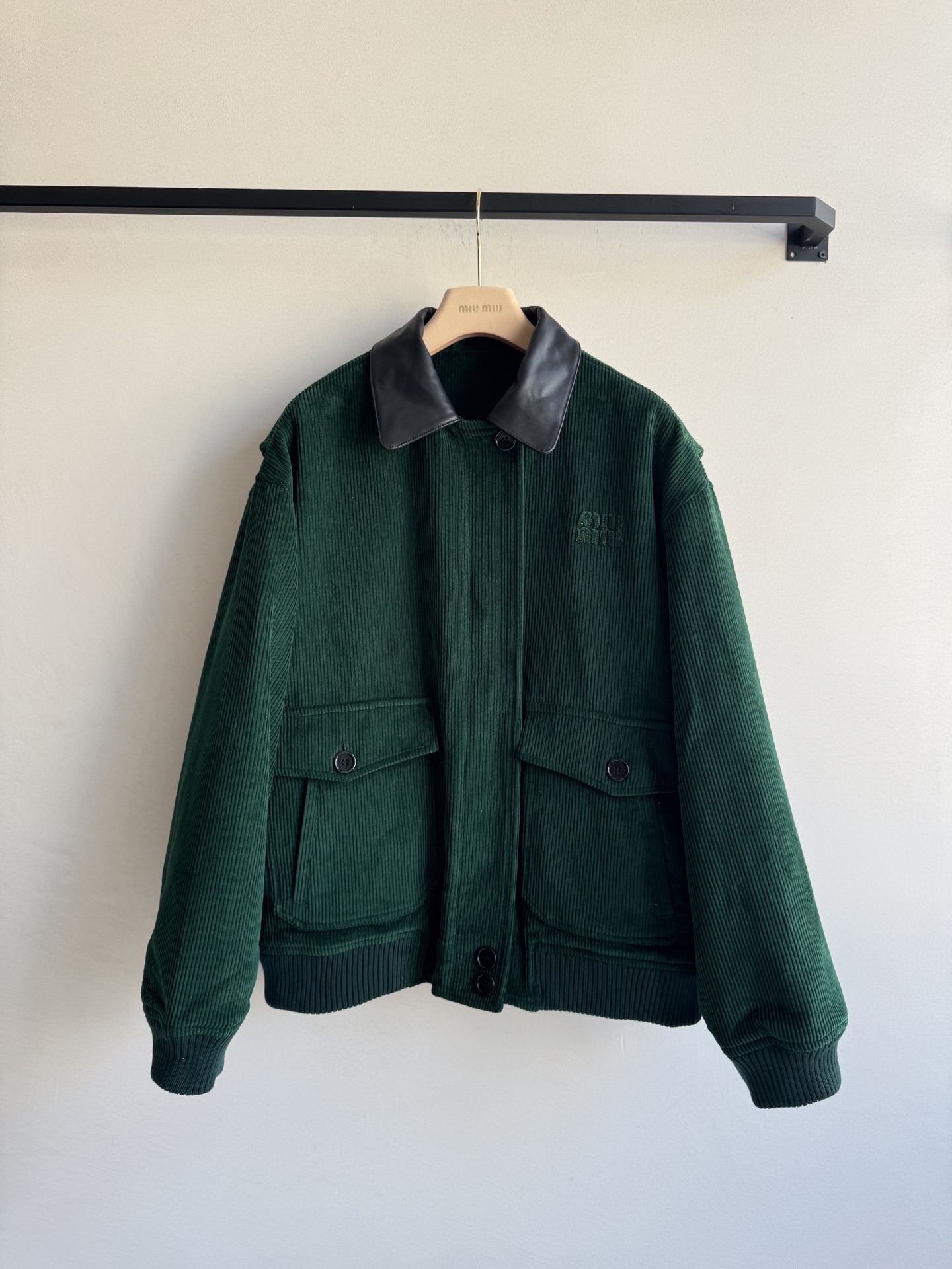 Miumi*🆕 25Fw早秋新款 知性分子学院风灯芯绒夹克外套 原版开发！高版出品！皮领拼接 定染宝石绿