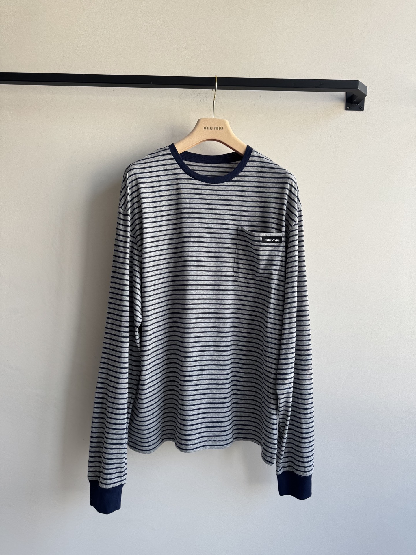MiuMi* 🆕25FW早秋新款 基础款窄条纹 logo长袖 T 恤丨⚠原版开发！高版出品！以灰底藏蓝细