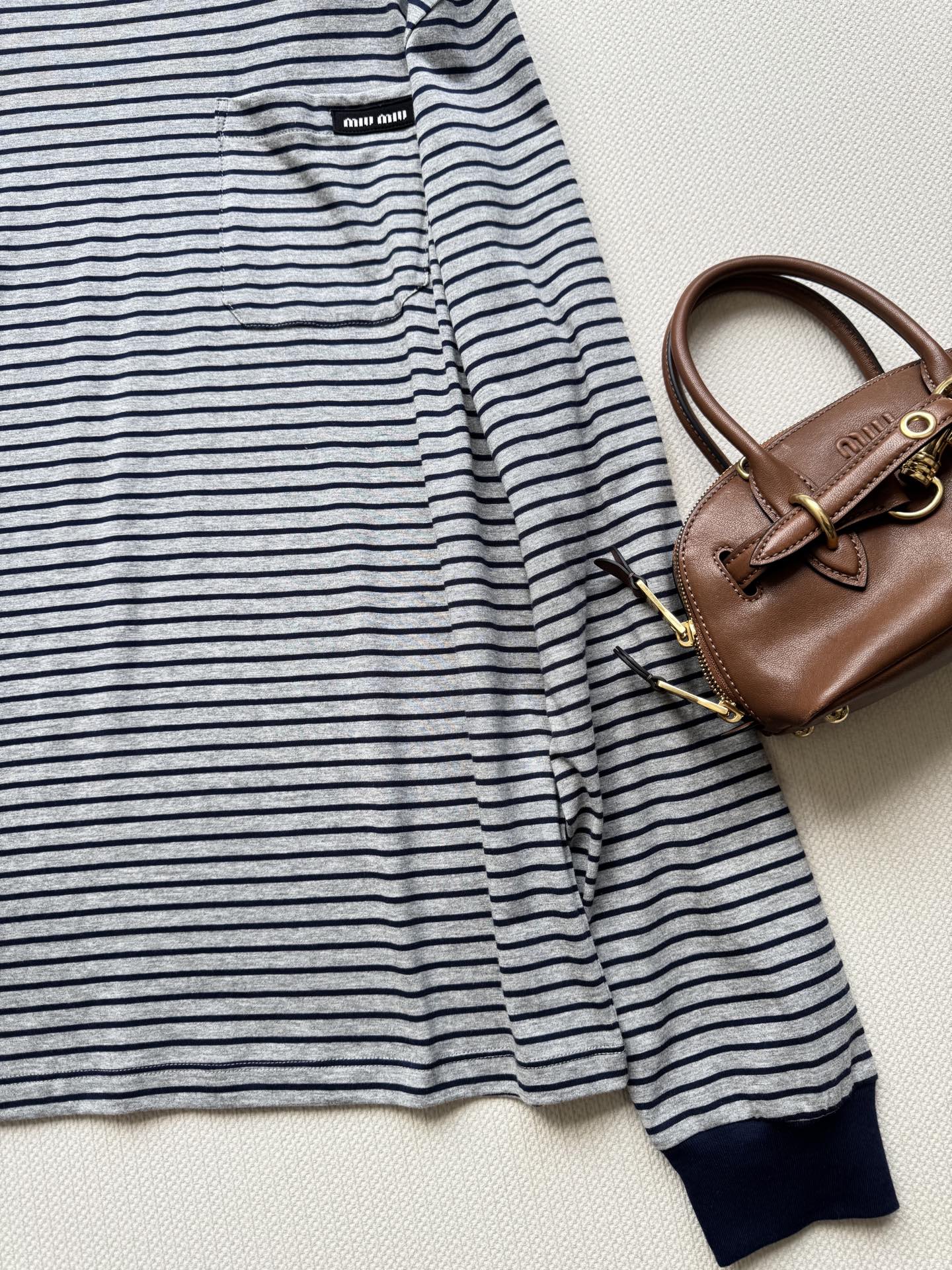 MiuMi* 🆕25FW早秋新款 基础款窄条纹 logo长袖 T 恤丨⚠原版开发！高版出品！以灰底藏蓝细
