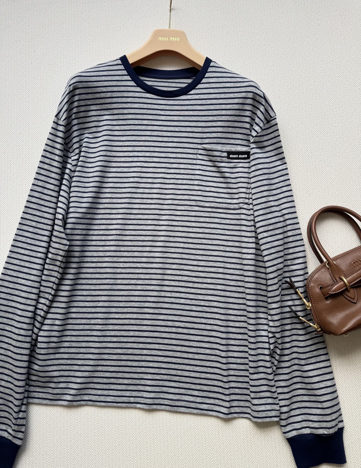 MiuMi* 🆕25FW早秋新款 基础款窄条纹 logo长袖 T 恤丨⚠原版开发！高版出品！以灰底藏蓝细
