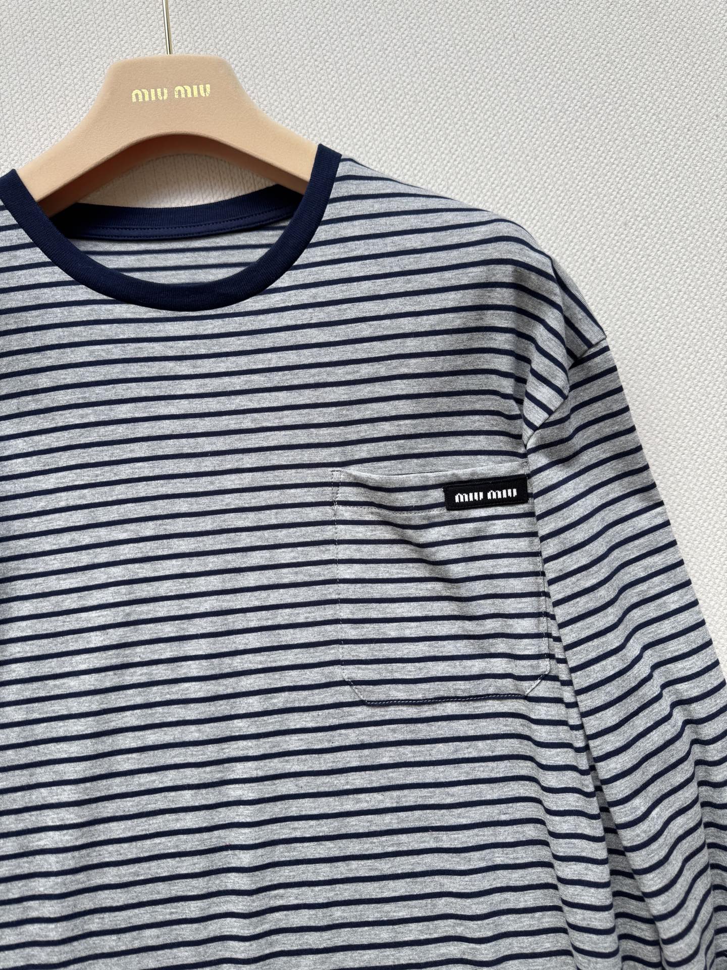 MiuMi* 🆕25FW早秋新款 基础款窄条纹 logo长袖 T 恤丨⚠原版开发！高版出品！以灰底藏蓝细