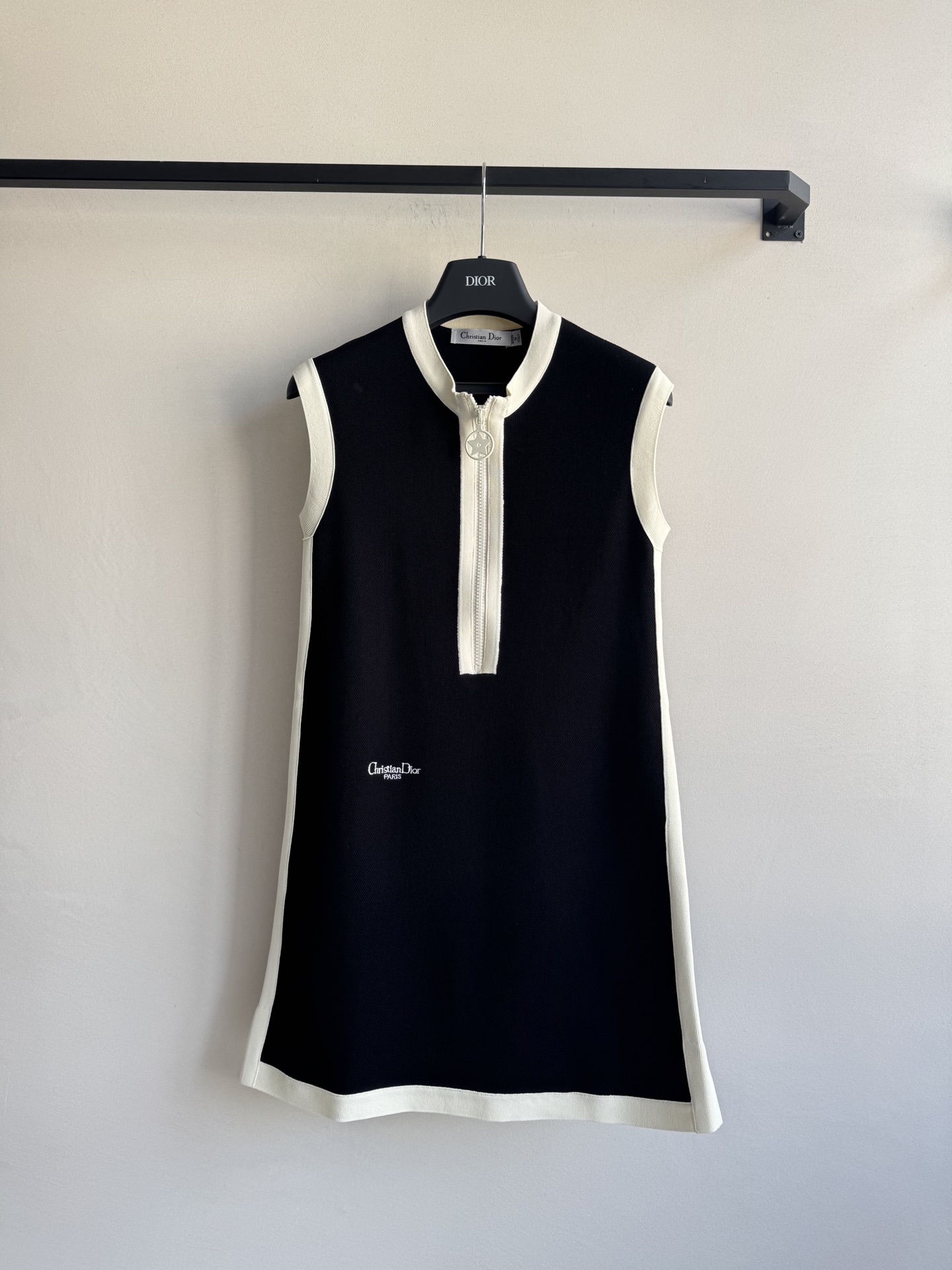 Dior Elegant Midi Dress: Timeless Style for Work or a Date 2 i1759556006401 7015 0 0