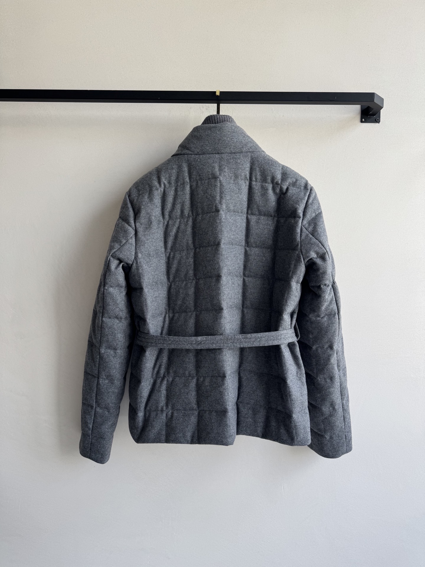 ⚠原版开发 高版出品！羽绒面料，质感高级且低调内敛。领口的针织设计，收腰显瘦对各种身形友好，既能轻松叠穿