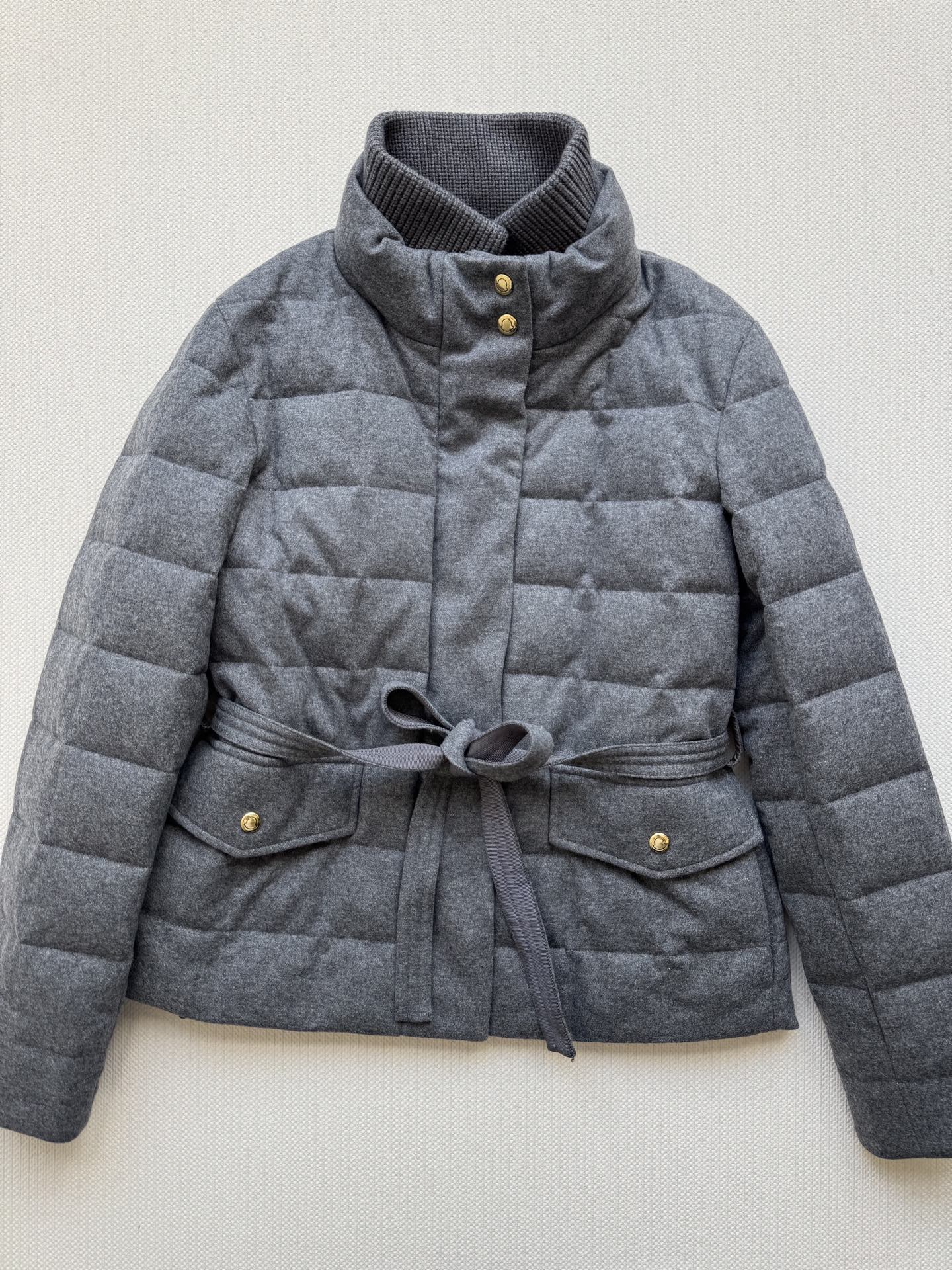 ⚠原版开发 高版出品！羽绒面料，质感高级且低调内敛。领口的针织设计，收腰显瘦对各种身形友好，既能轻松叠穿