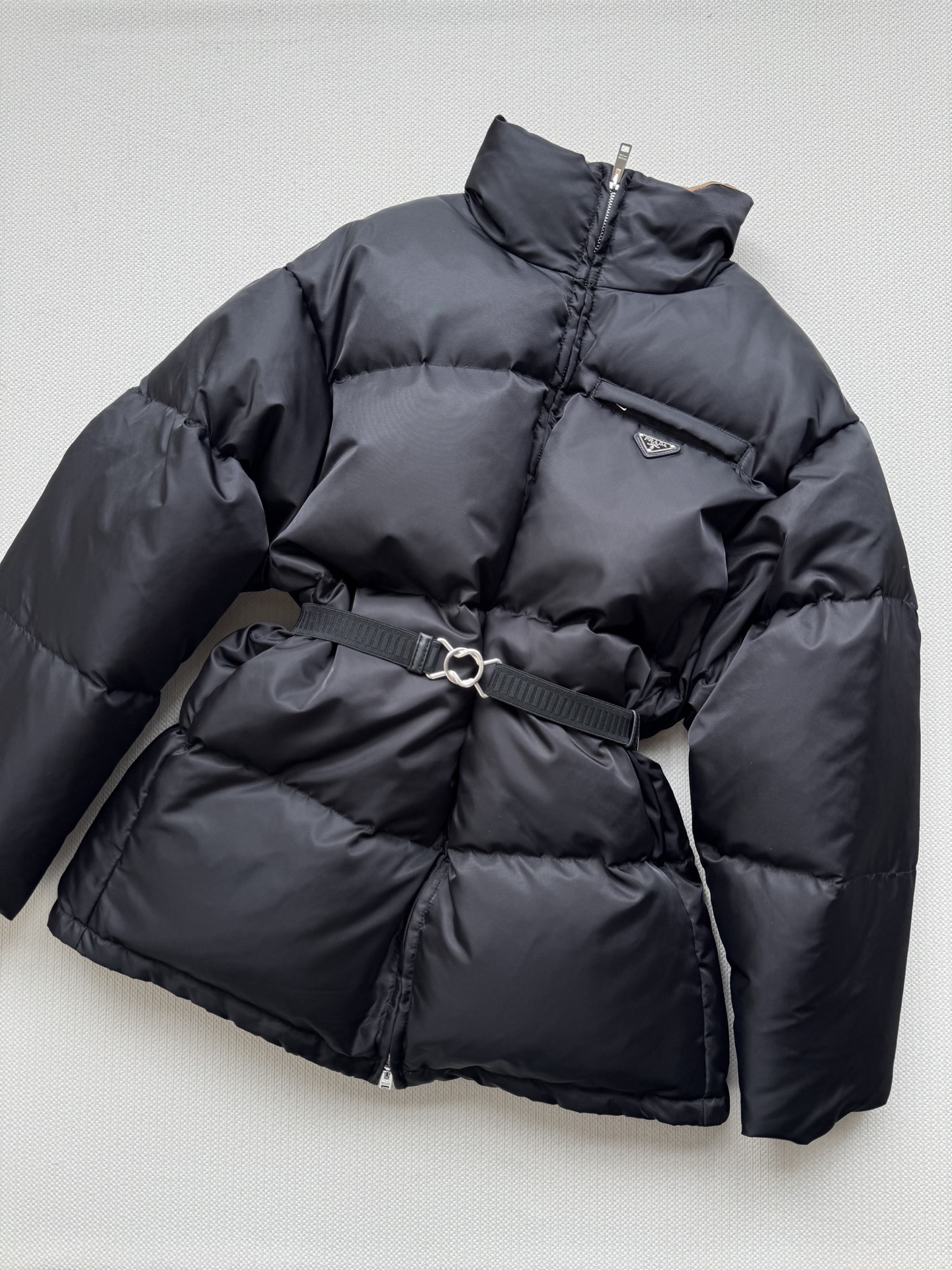 Prad*25FW秋冬新款 立领拉链羽绒服长款外套丨⚠原版开发！高版出品！立体剪裁 版型经典 腰间配有腰