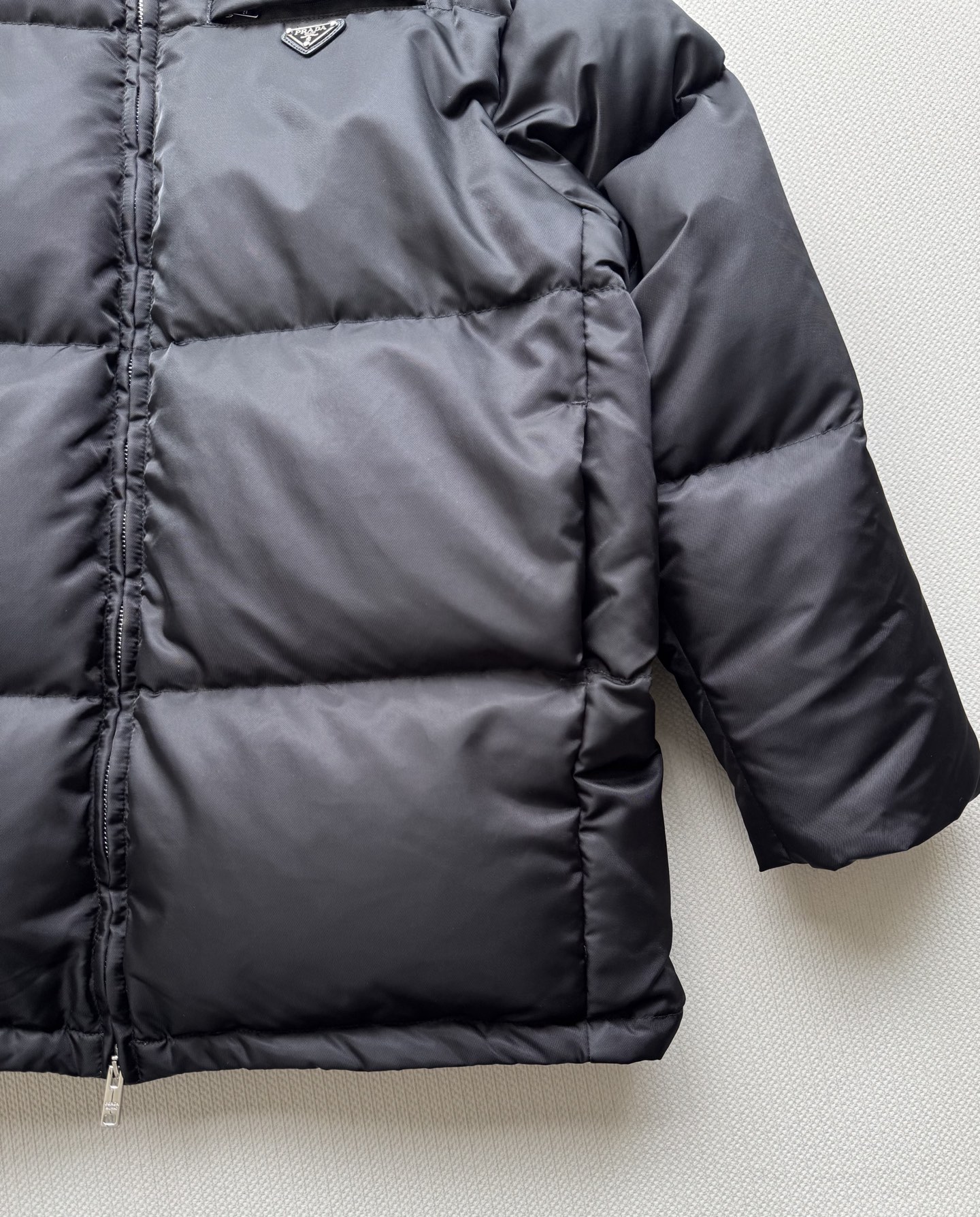 Prad*25FW秋冬新款 立领拉链羽绒服长款外套丨⚠原版开发！高版出品！立体剪裁 版型经典 腰间配有腰