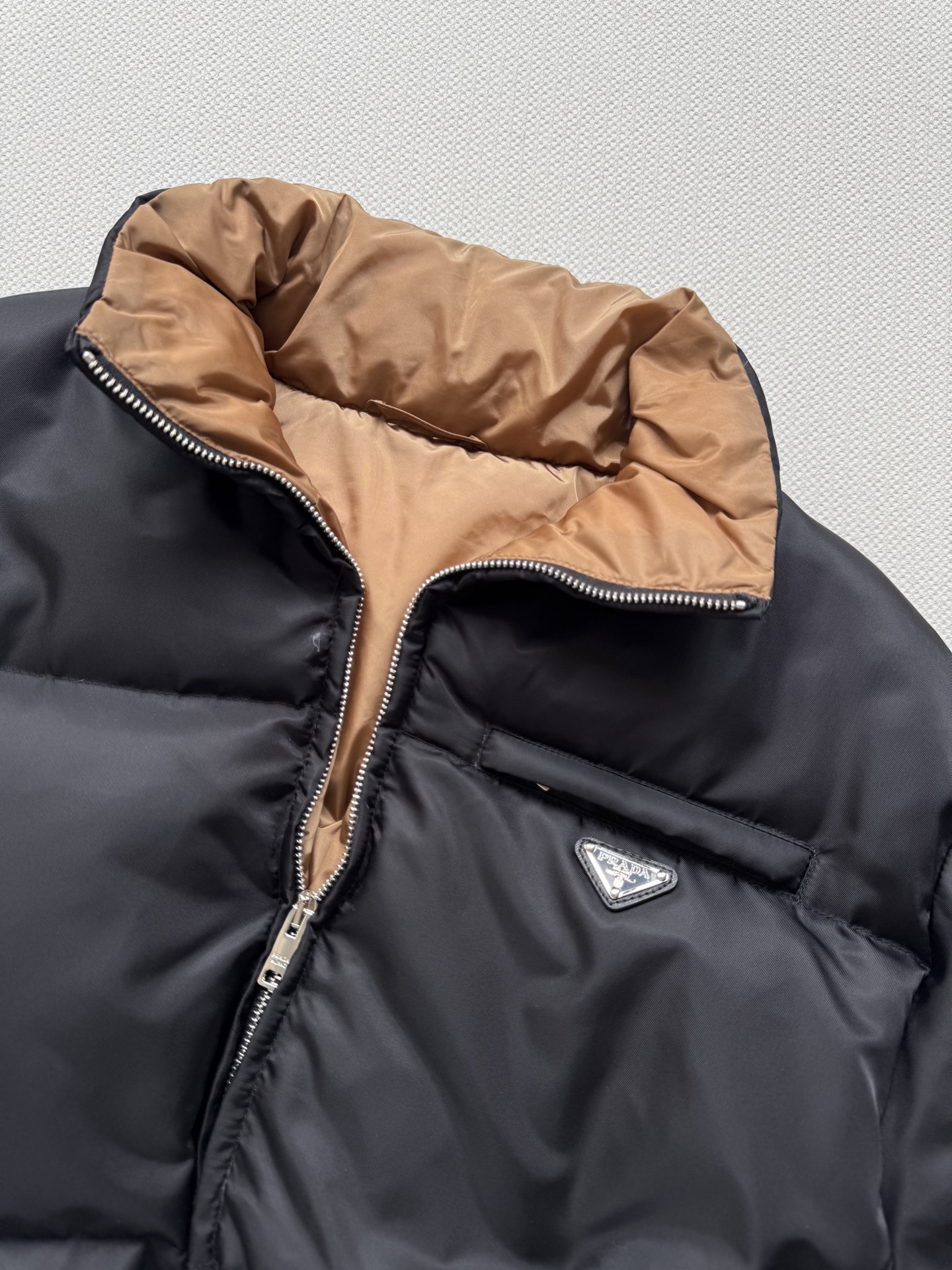 Prad*25FW秋冬新款 立领拉链羽绒服长款外套丨⚠原版开发！高版出品！立体剪裁 版型经典 腰间配有腰