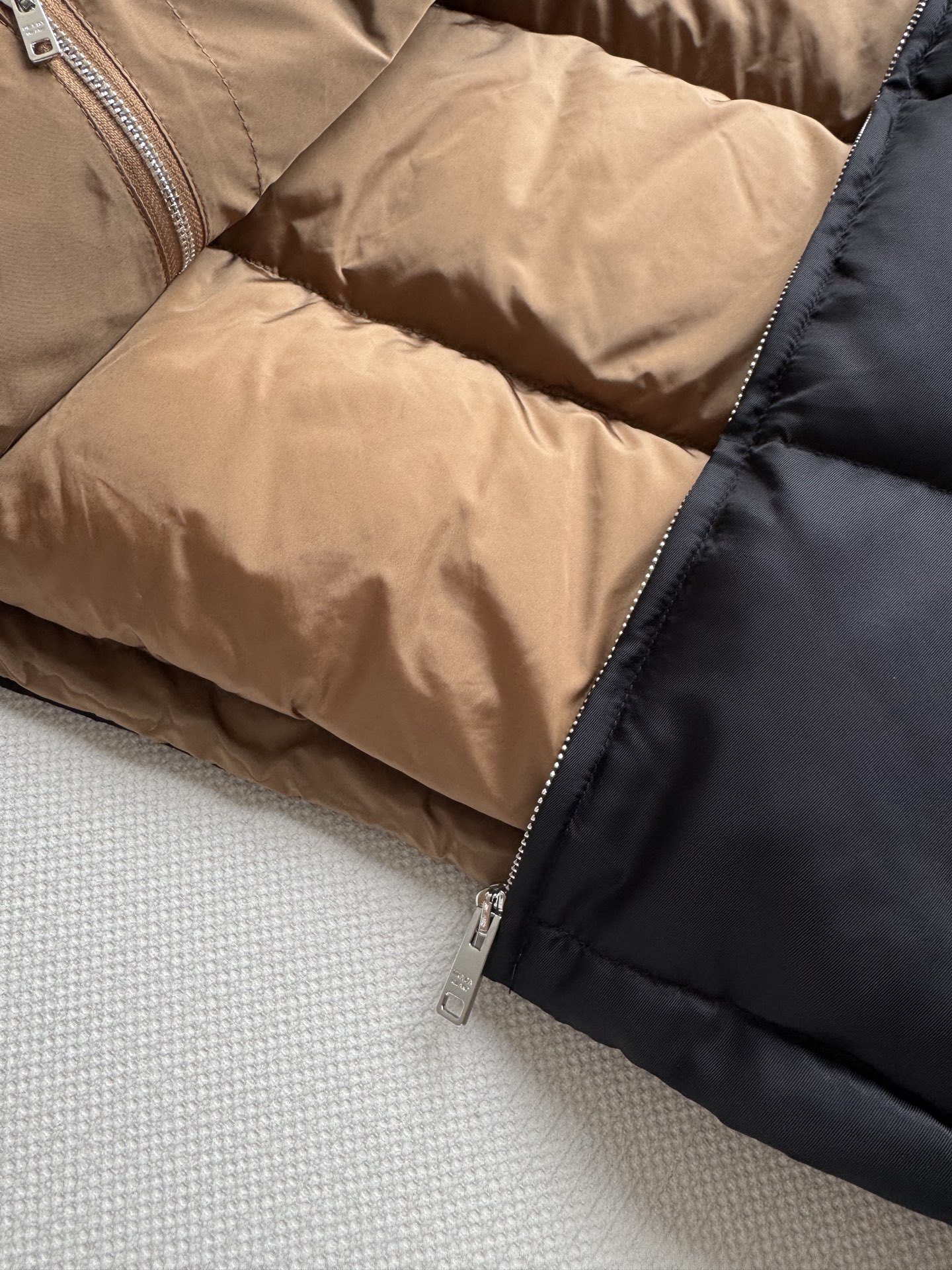 Prad*25FW秋冬新款 立领拉链羽绒服长款外套丨⚠原版开发！高版出品！立体剪裁 版型经典 腰间配有腰