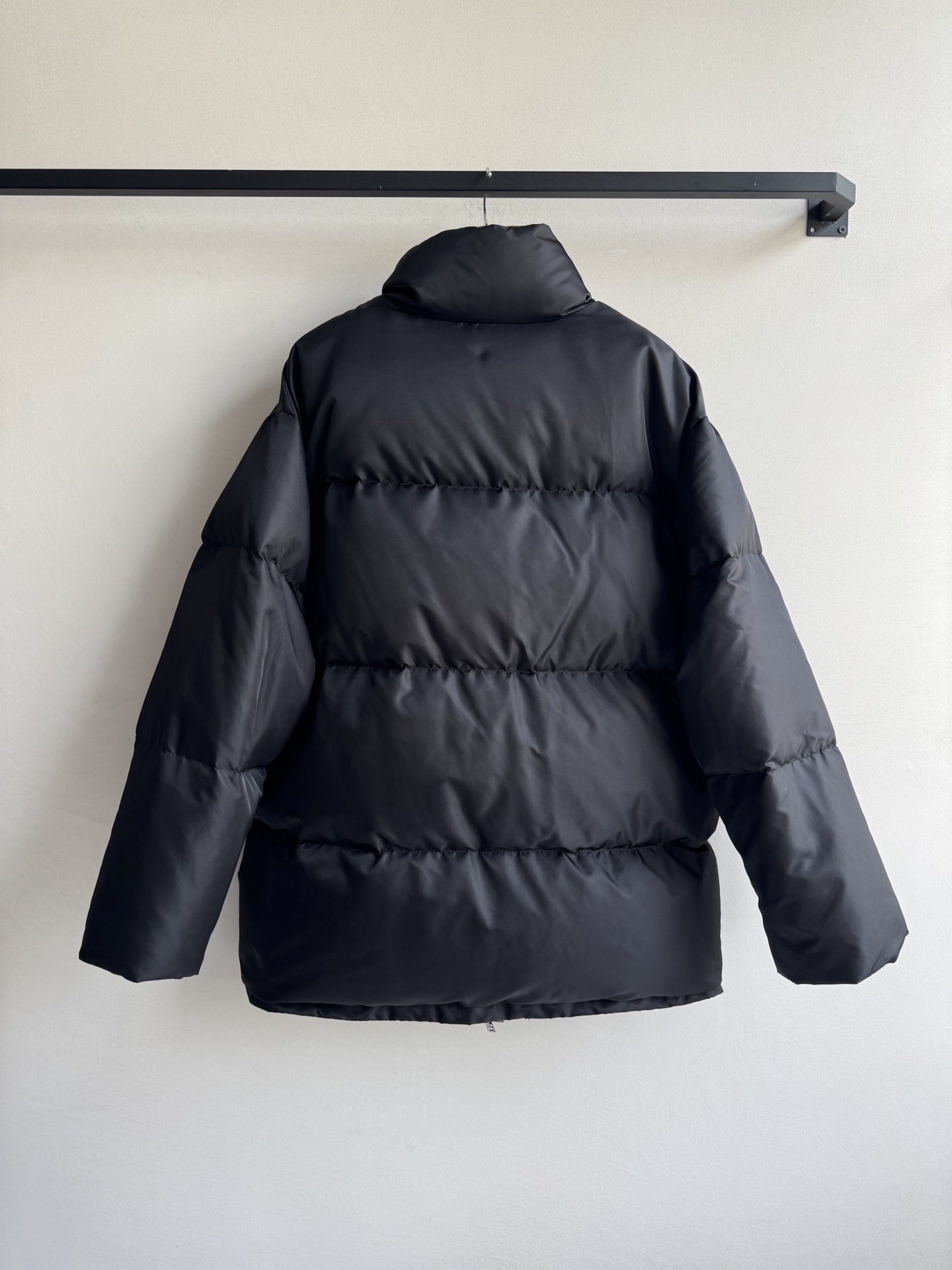 Prad*25FW秋冬新款 立领拉链羽绒服长款外套丨⚠原版开发！高版出品！立体剪裁 版型经典 腰间配有腰