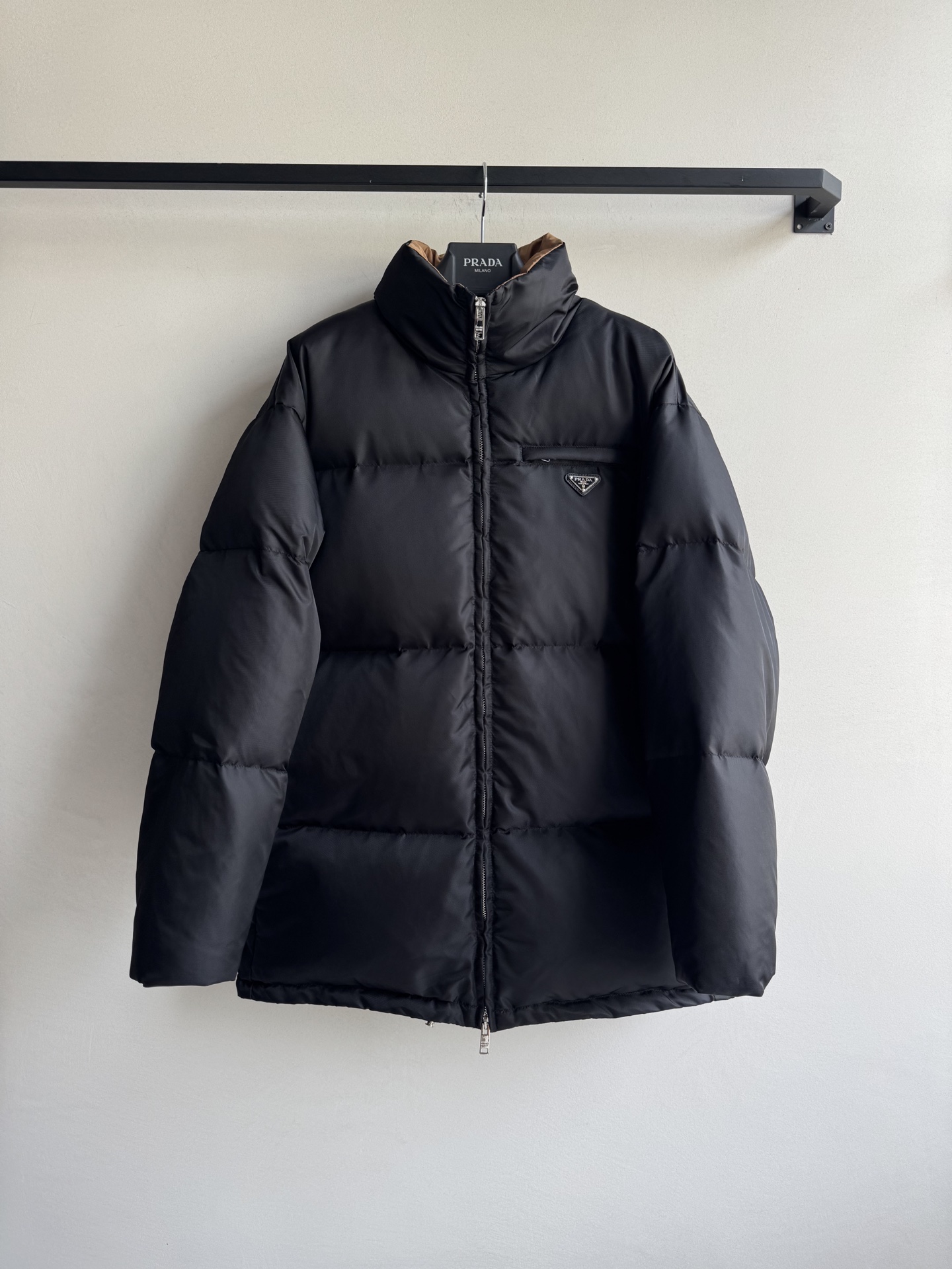 Prad*25FW秋冬新款 立领拉链羽绒服长款外套丨⚠原版开发！高版出品！立体剪裁 版型经典 腰间配有腰