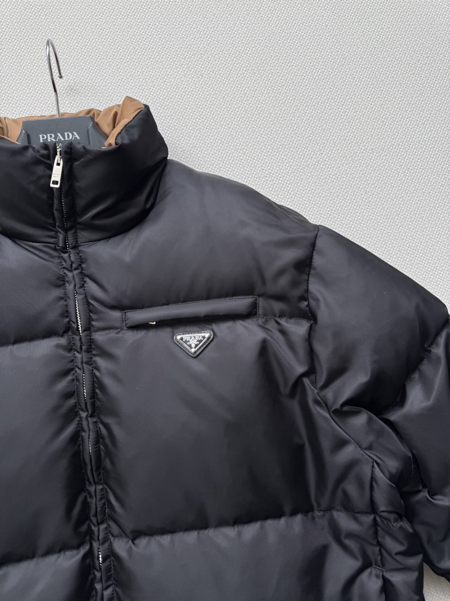 Prad*25FW秋冬新款 立领拉链羽绒服长款外套丨⚠原版开发！高版出品！立体剪裁 版型经典 腰间配有腰