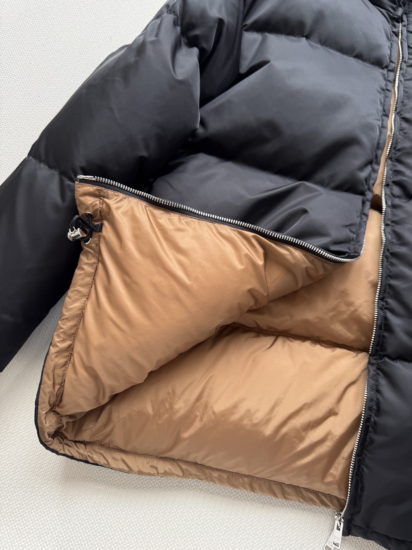 Prad*25FW秋冬新款 立领拉链羽绒服长款外套丨⚠原版开发！高版出品！立体剪裁 版型经典 腰间配有腰