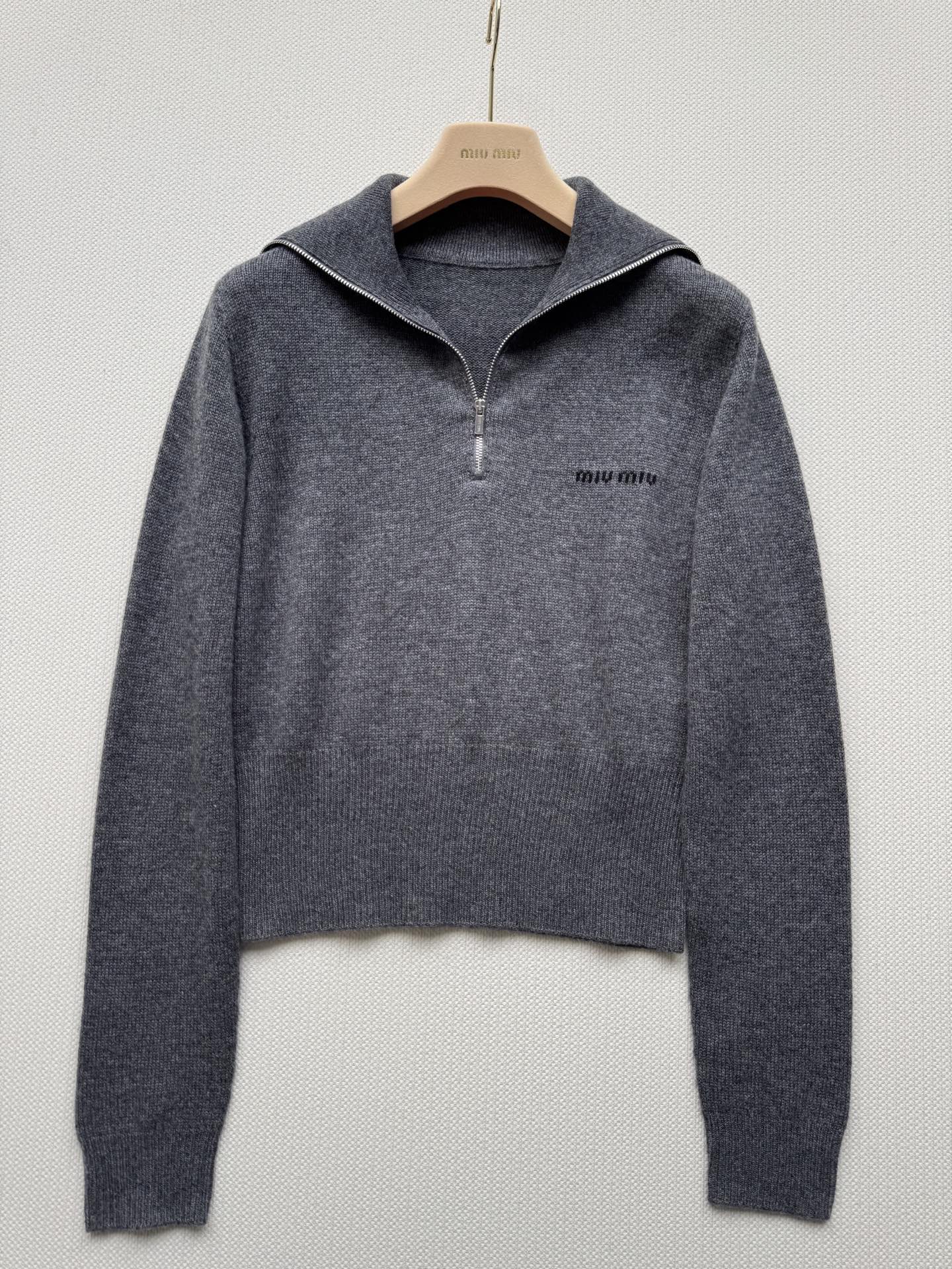 Miumi*🆕25Fw秋冬新款 石板灰羊绒半拉链毛衣 ⚠️无缝一体织成 独家yb开发 高版出品 柔软羊绒