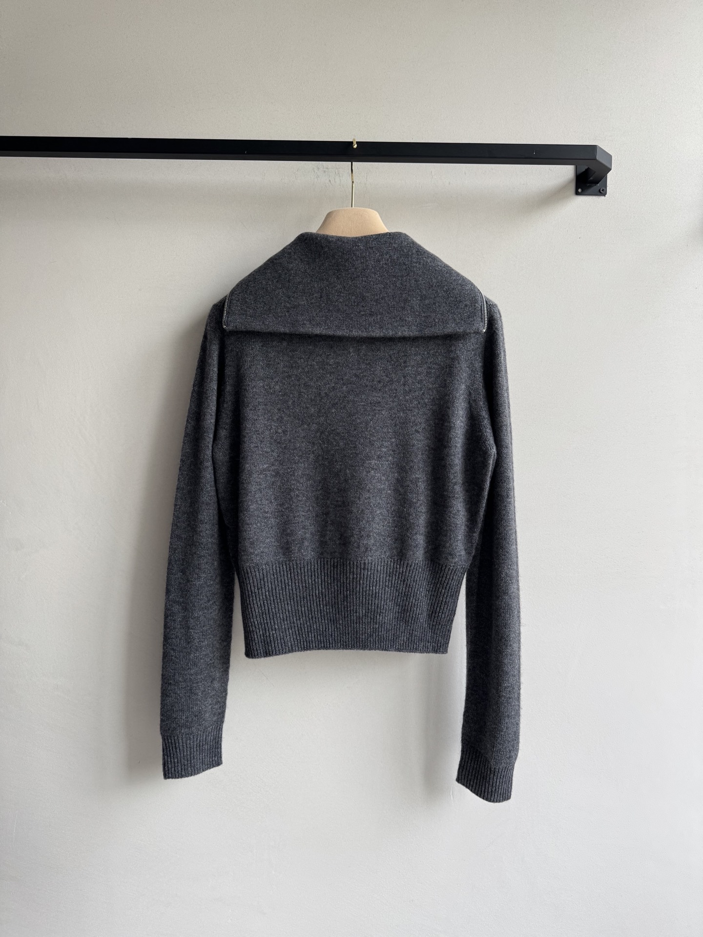 Miumi*🆕25Fw秋冬新款 石板灰羊绒半拉链毛衣 ⚠️无缝一体织成 独家yb开发 高版出品 柔软羊绒
