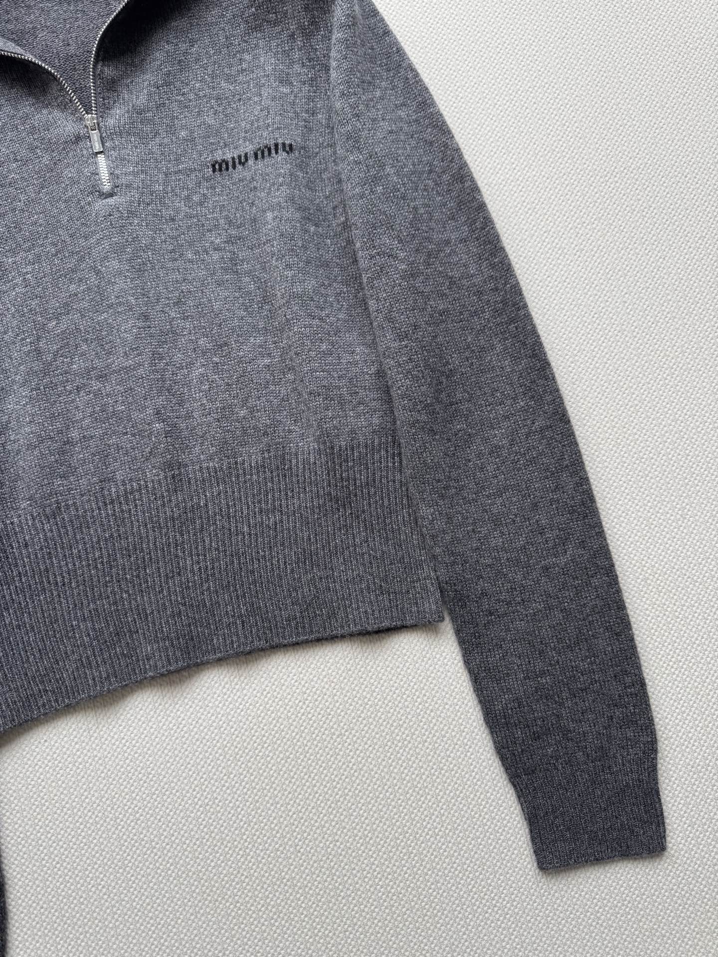 Miumi*🆕25Fw秋冬新款 石板灰羊绒半拉链毛衣 ⚠️无缝一体织成 独家yb开发 高版出品 柔软羊绒