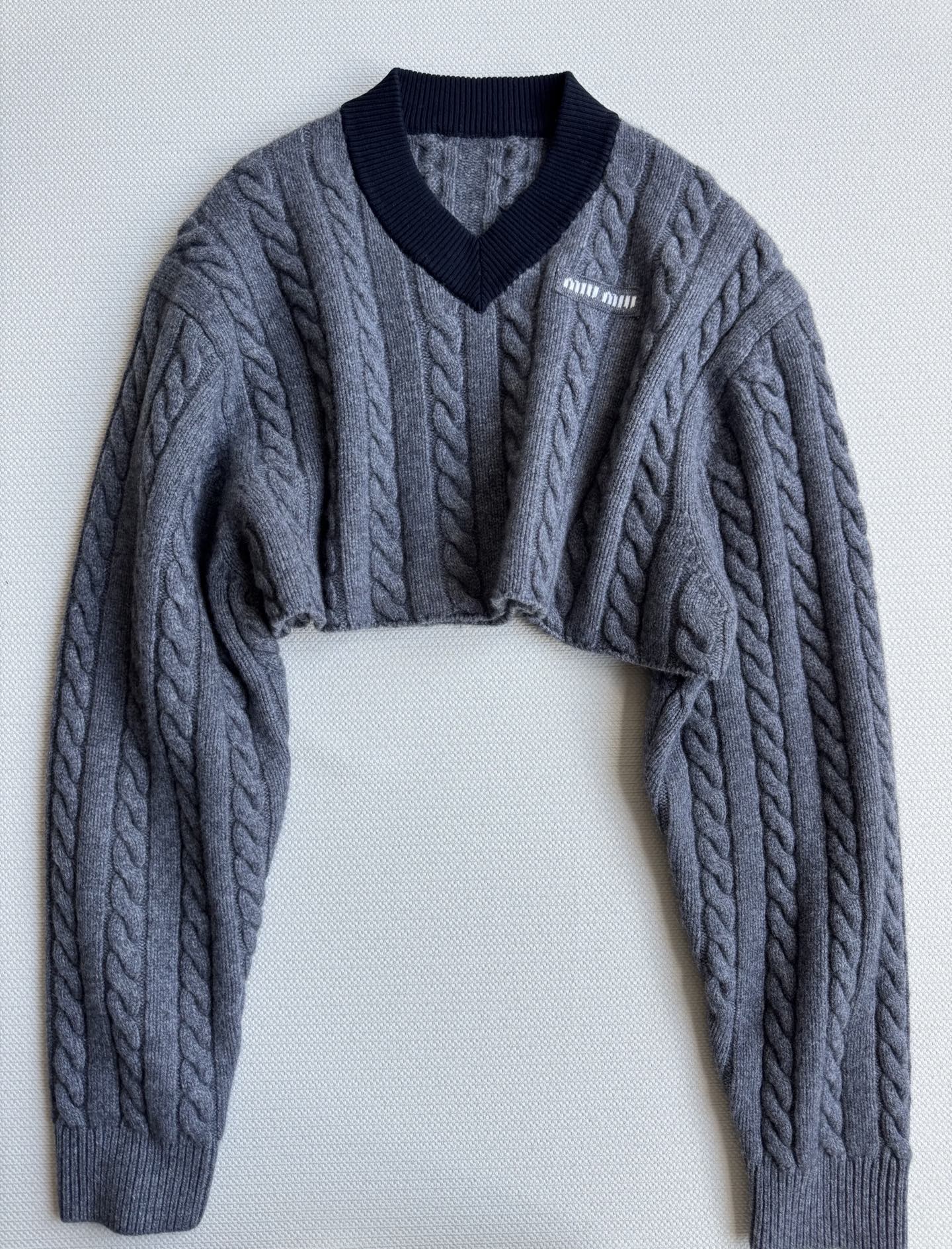 miumi*🆕新款，短款版型毛衣，拉高身材比例🥳ＳＭＬ.