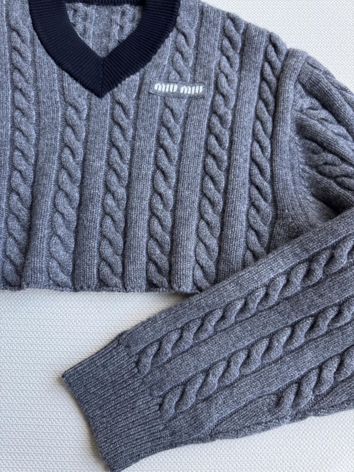 miumi*🆕新款，短款版型毛衣，拉高身材比例🥳ＳＭＬ.