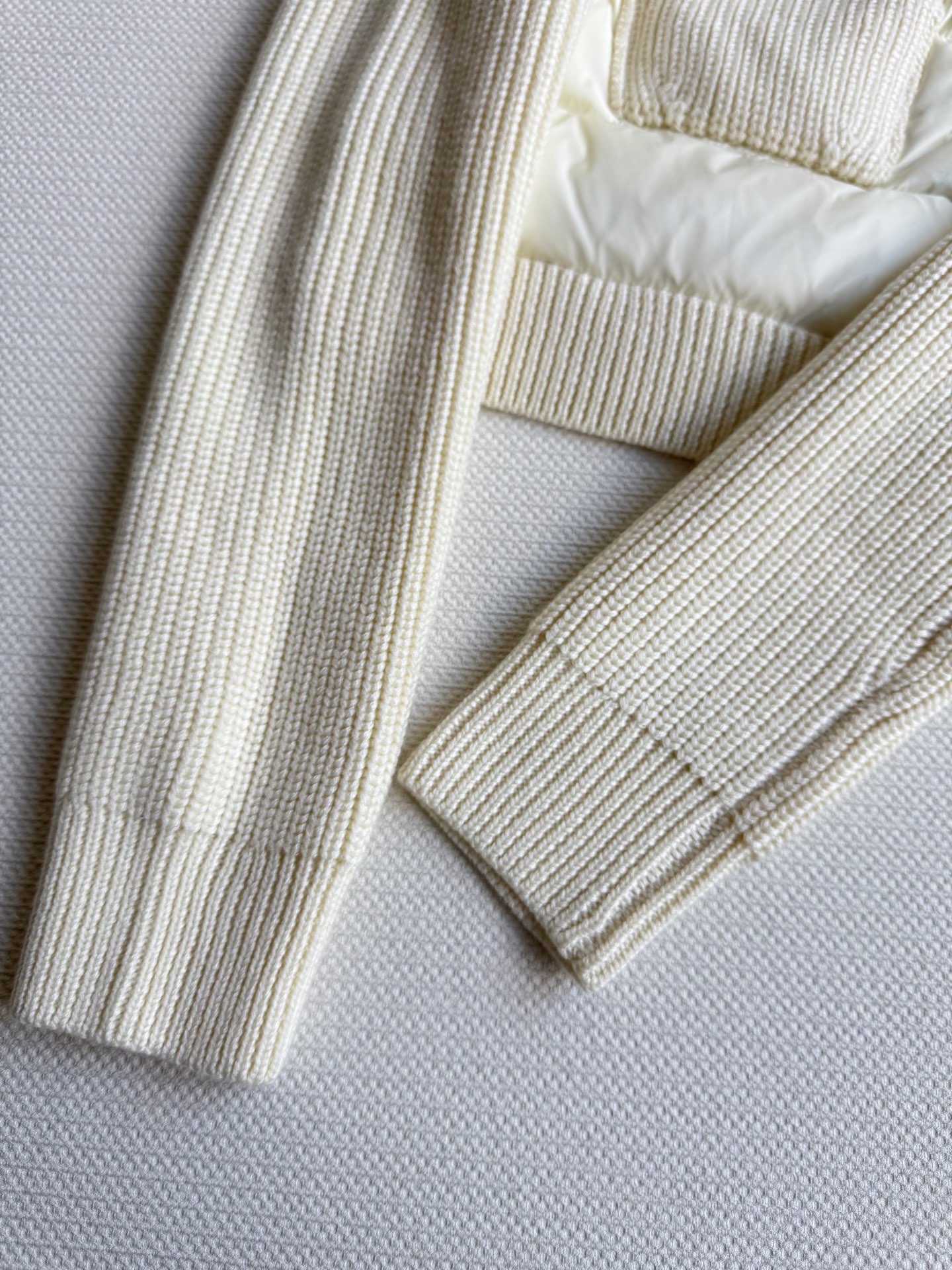 Moncle*🆕新款25秋冬新款羽绒针织拼接夹克，两侧袖子 后背针织设计，羽绒填充 实穿性同时增加了针织