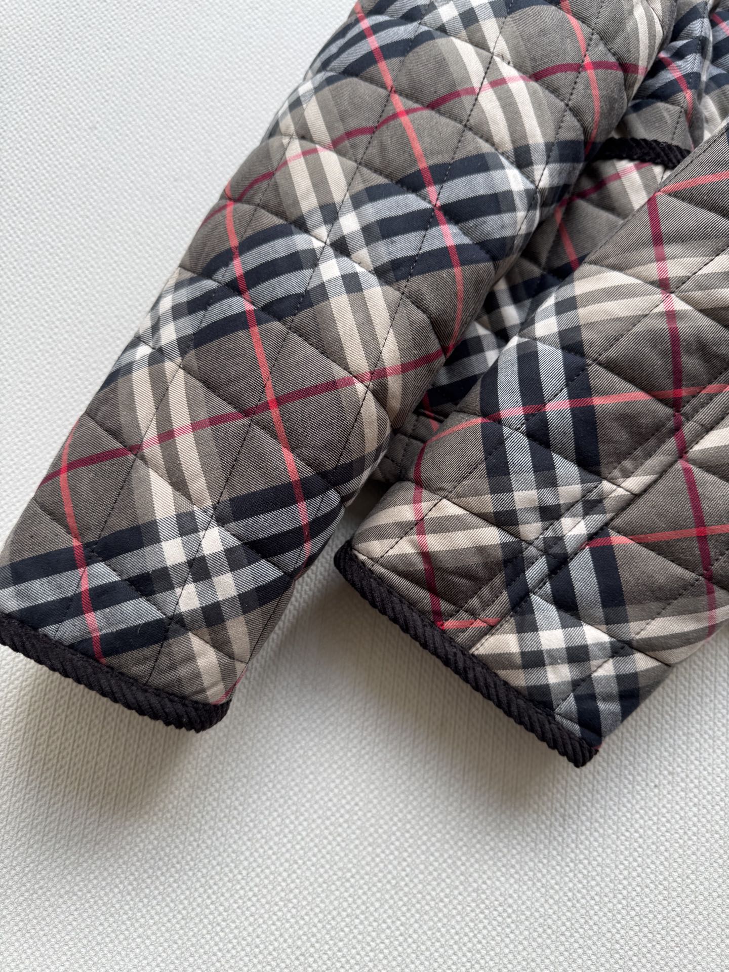 Burberr*🆕25FW新款 经典棕调格纹棉服外套 短款廓形!!短款格纹绗缝棉服夹克是品牌经典格纹与实