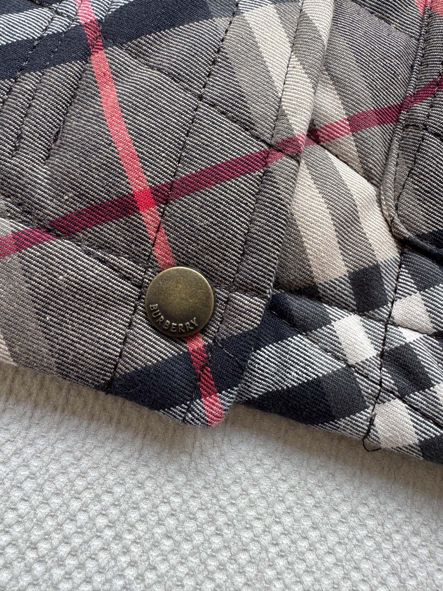 Burberr*🆕25FW新款 经典棕调格纹棉服外套 短款廓形!!短款格纹绗缝棉服夹克是品牌经典格纹与实