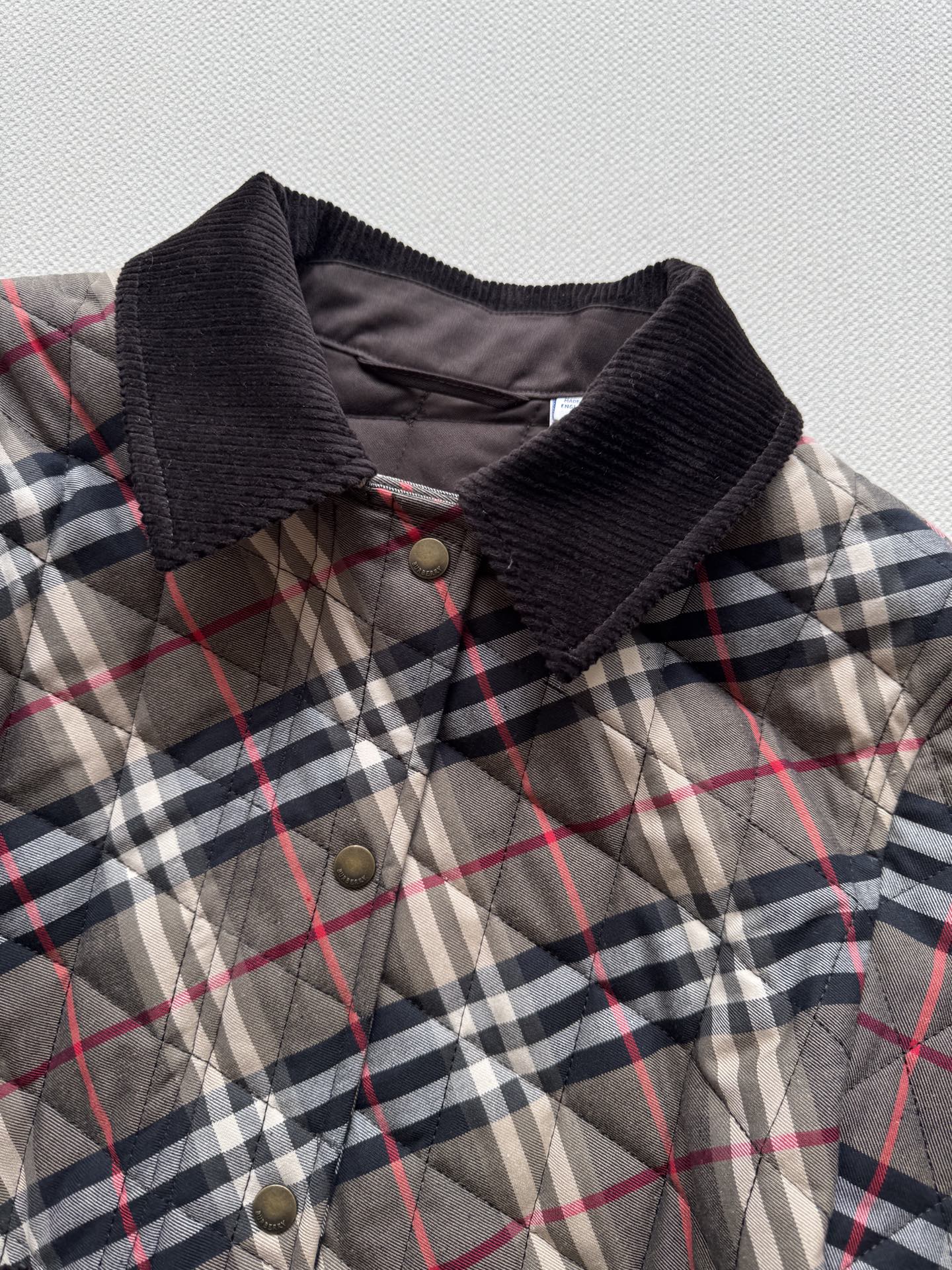 Burberr*🆕25FW新款 经典棕调格纹棉服外套 短款廓形!!短款格纹绗缝棉服夹克是品牌经典格纹与实