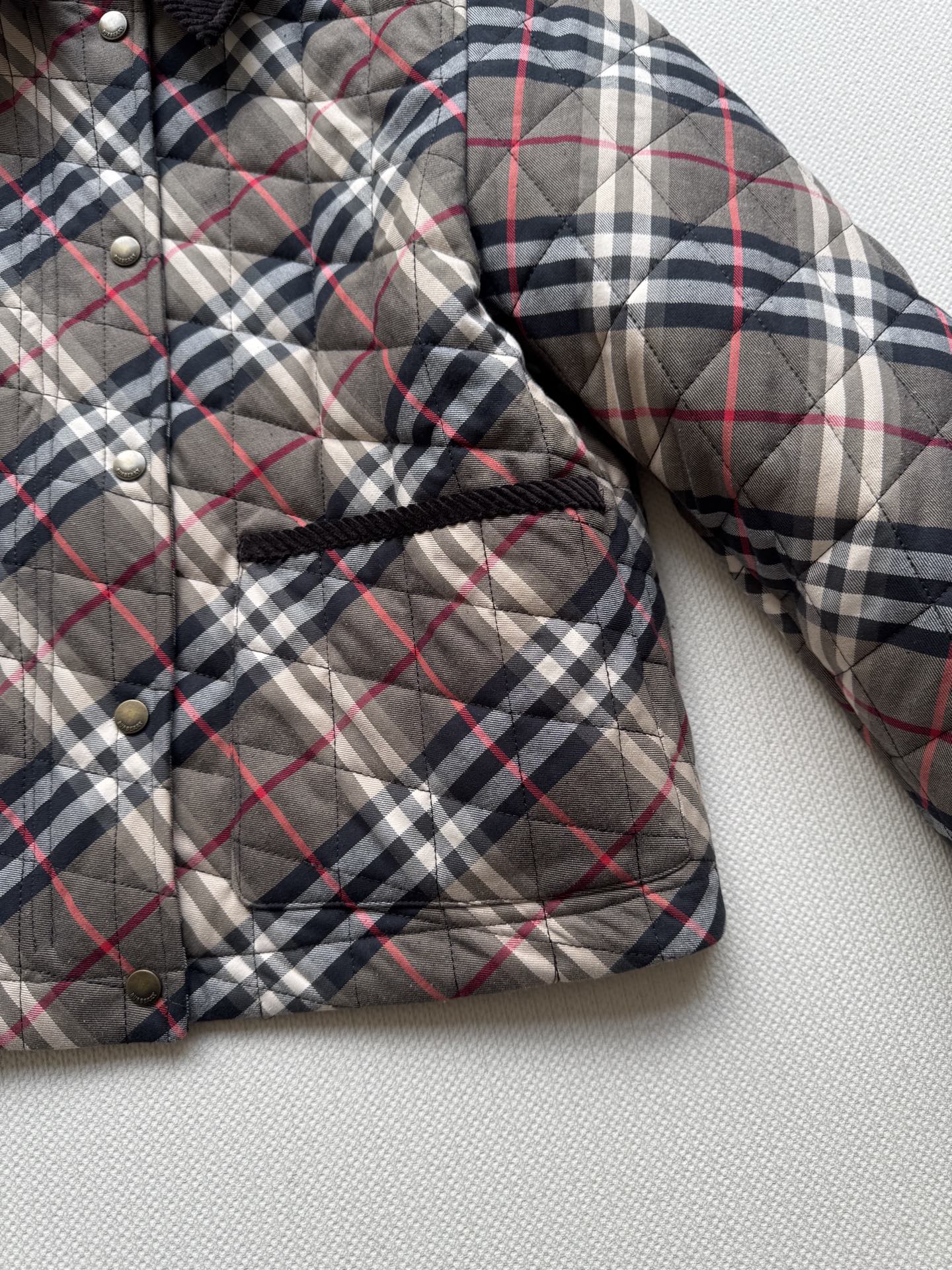Burberr*🆕25FW新款 经典棕调格纹棉服外套 短款廓形!!短款格纹绗缝棉服夹克是品牌经典格纹与实