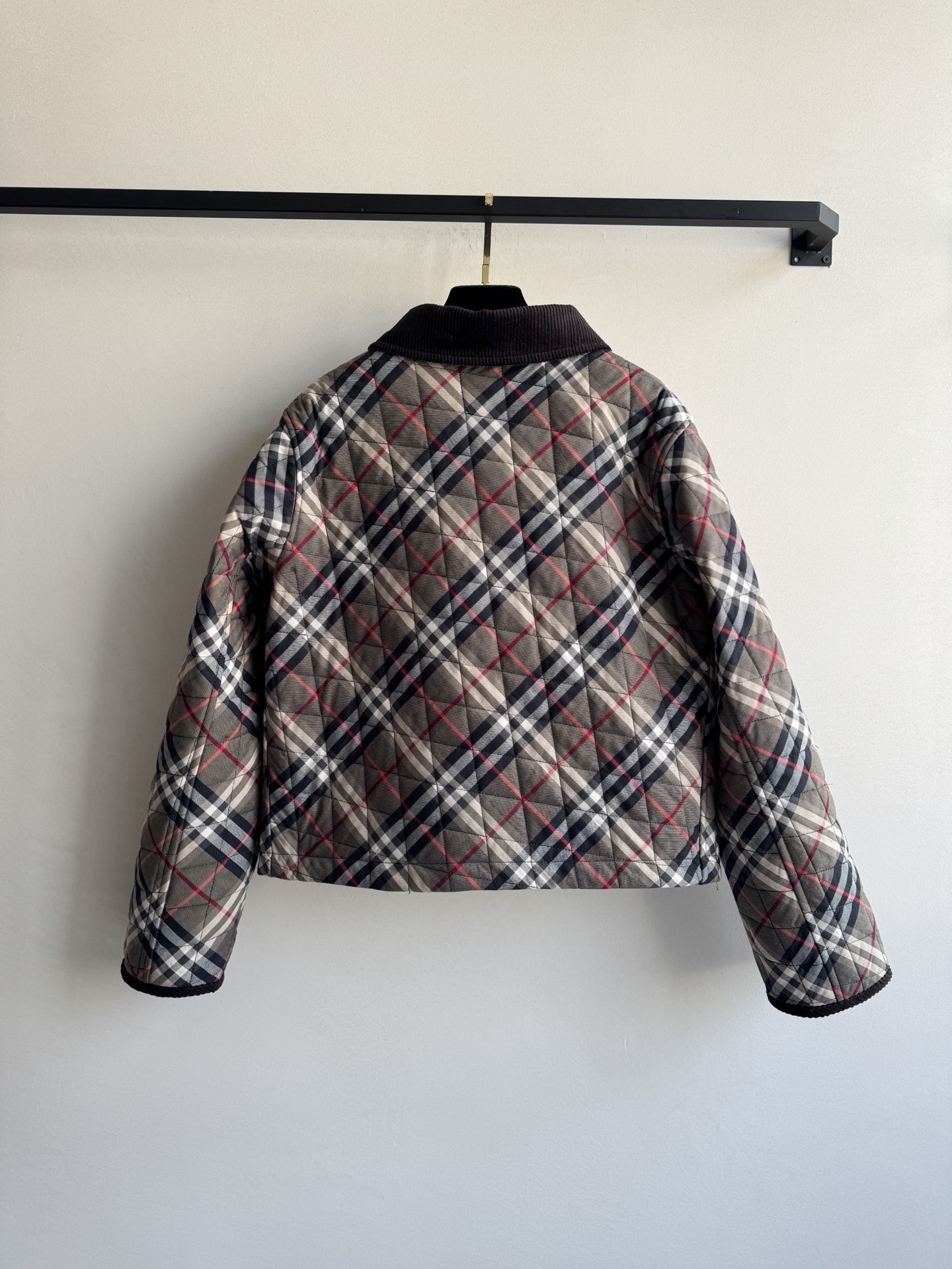 Burberr*🆕25FW新款 经典棕调格纹棉服外套 短款廓形!!短款格纹绗缝棉服夹克是品牌经典格纹与实