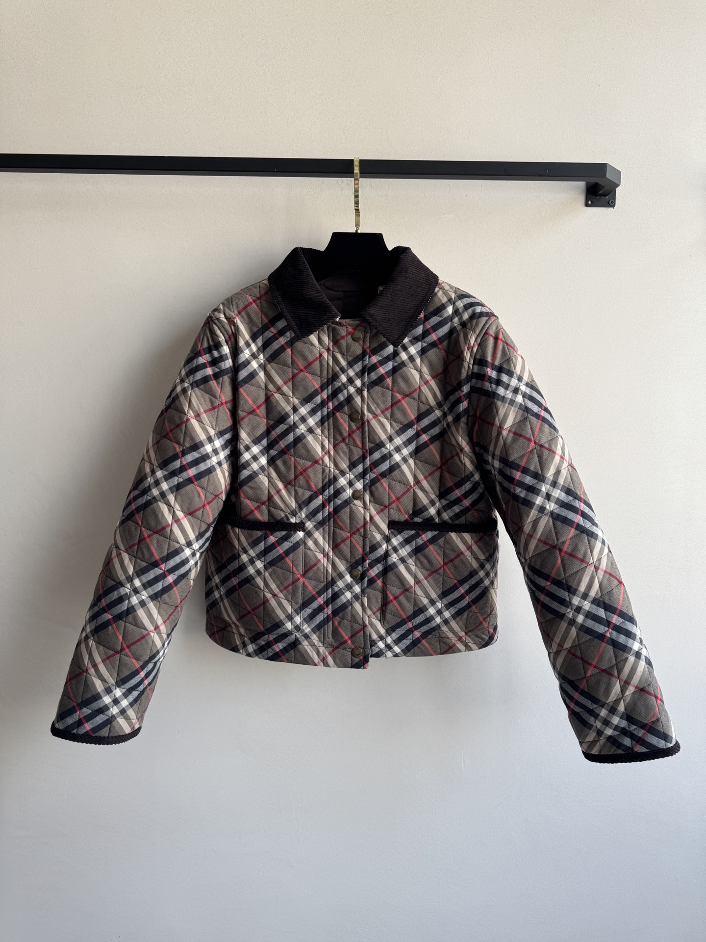 Burberr*🆕25FW新款 经典棕调格纹棉服外套 短款廓形!!短款格纹绗缝棉服夹克是品牌经典格纹与实