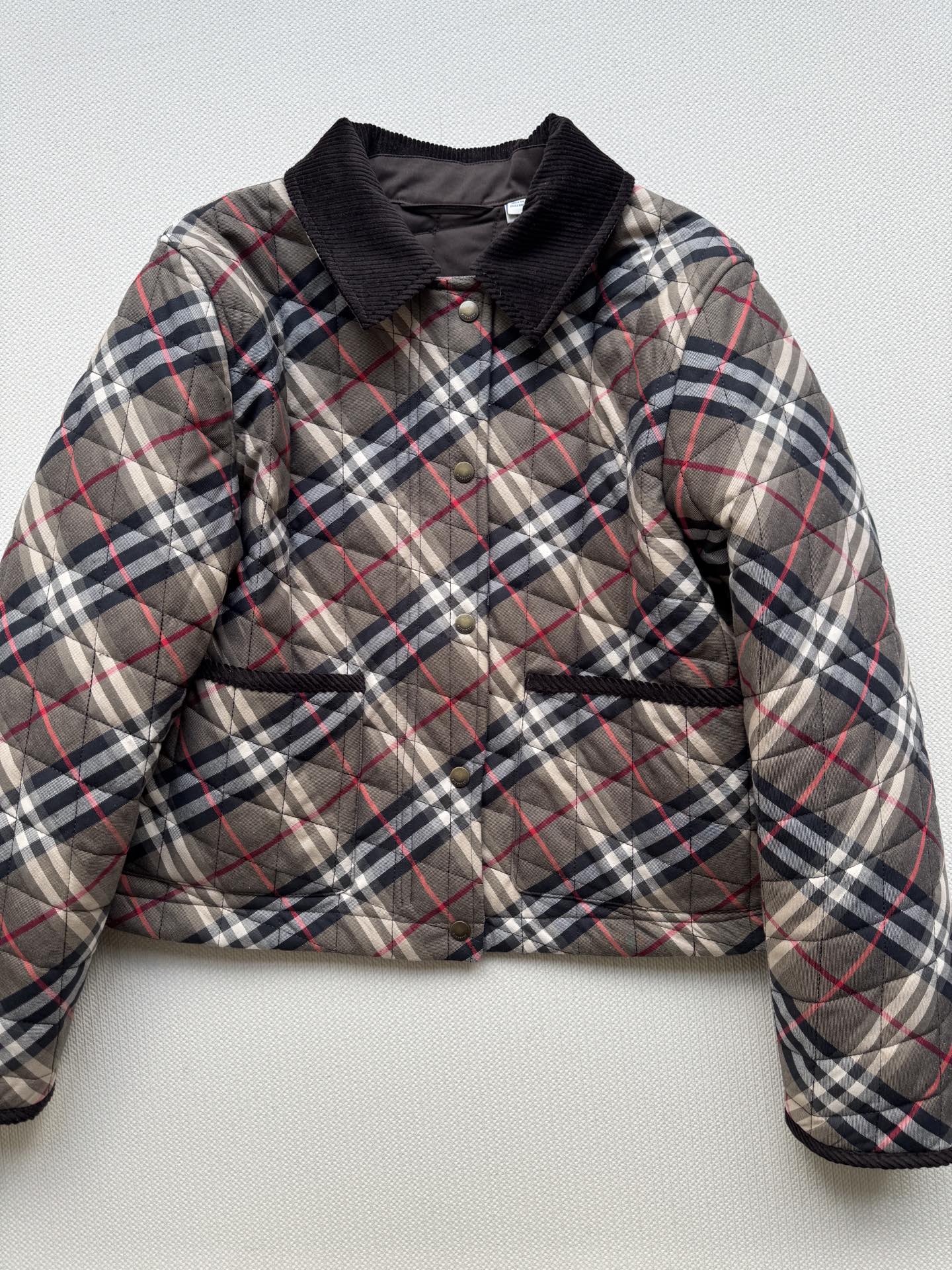 Burberr*🆕25FW新款 经典棕调格纹棉服外套 短款廓形!!短款格纹绗缝棉服夹克是品牌经典格纹与实