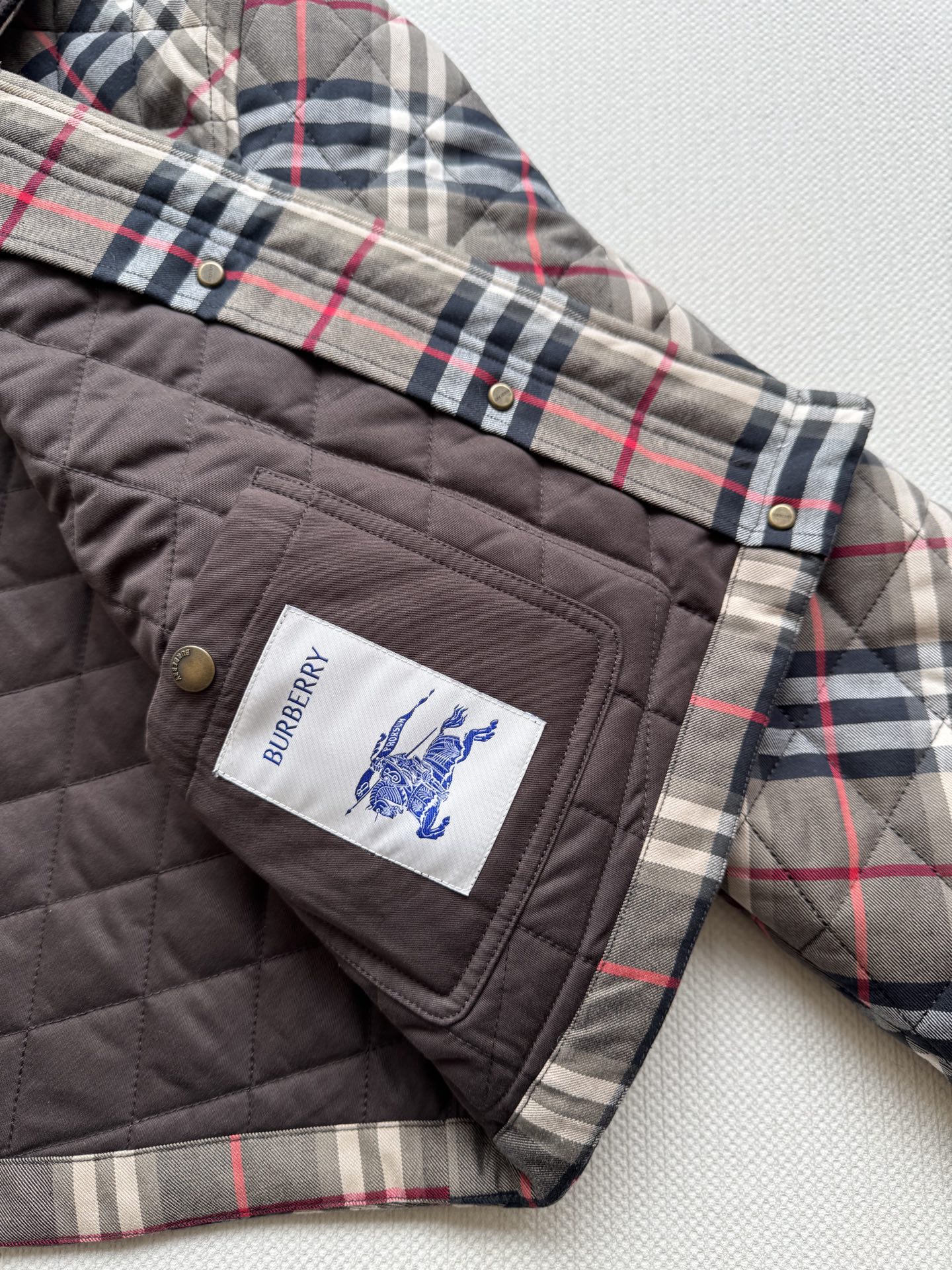 Burberr*🆕25FW新款 经典棕调格纹棉服外套 短款廓形!!短款格纹绗缝棉服夹克是品牌经典格纹与实