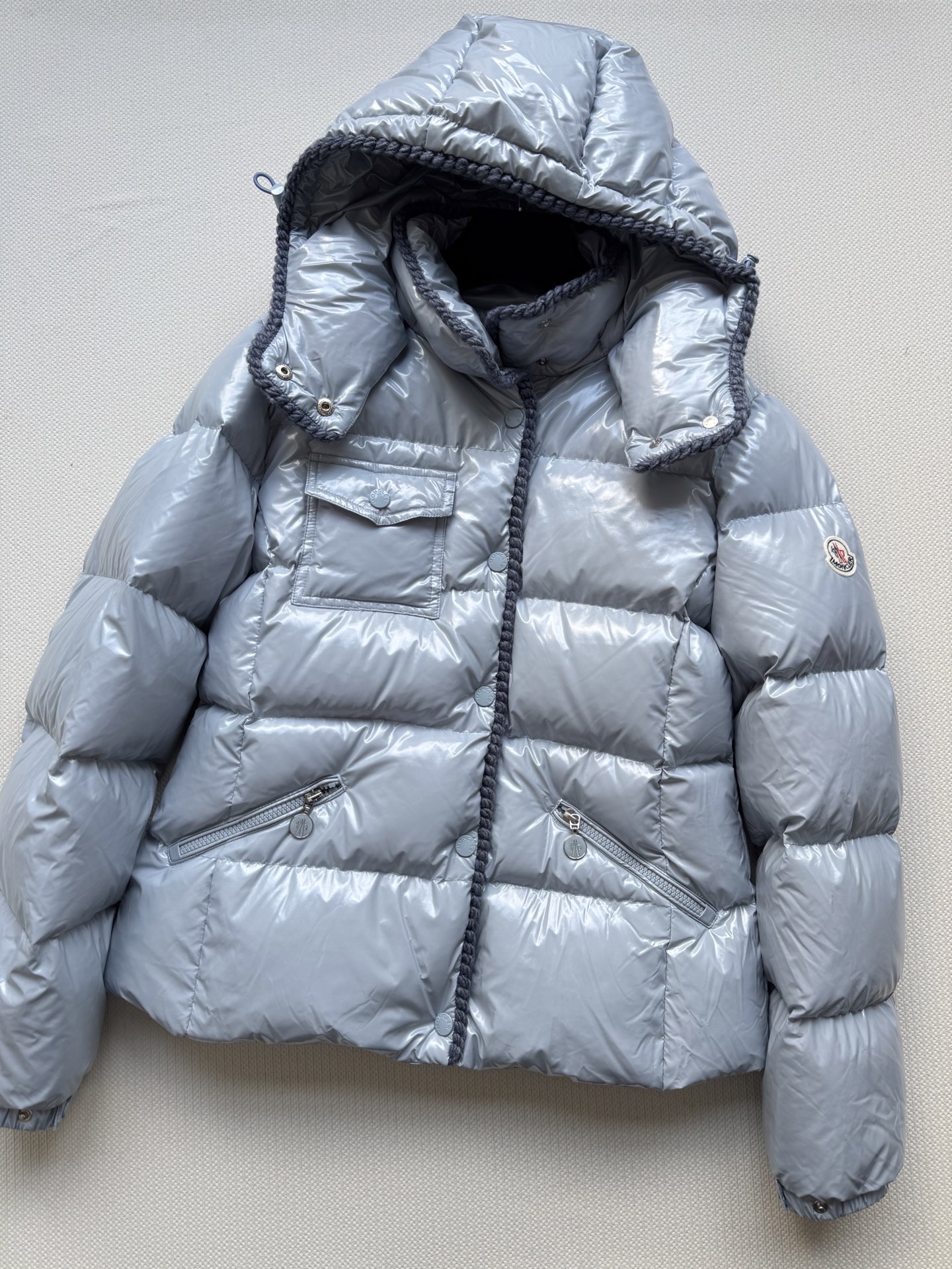 Moncle*🆕新款上新💐💐25秋冬新款，收腰显瘦羽绒服，小蛮腰款～羊毛编织元素，定制YB白鹅绒填充内里