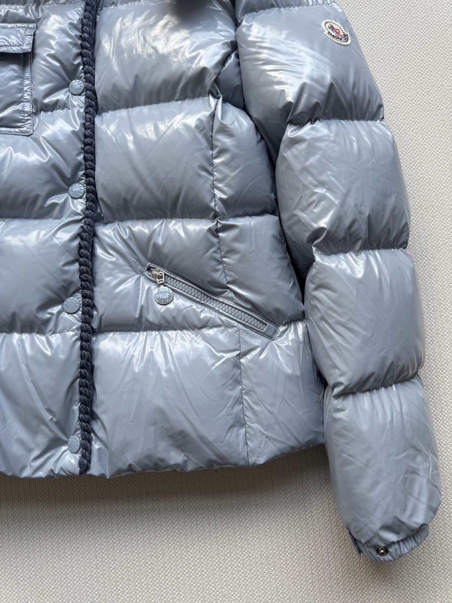 Moncle*🆕新款上新💐💐25秋冬新款，收腰显瘦羽绒服，小蛮腰款～羊毛编织元素，定制YB白鹅绒填充内里