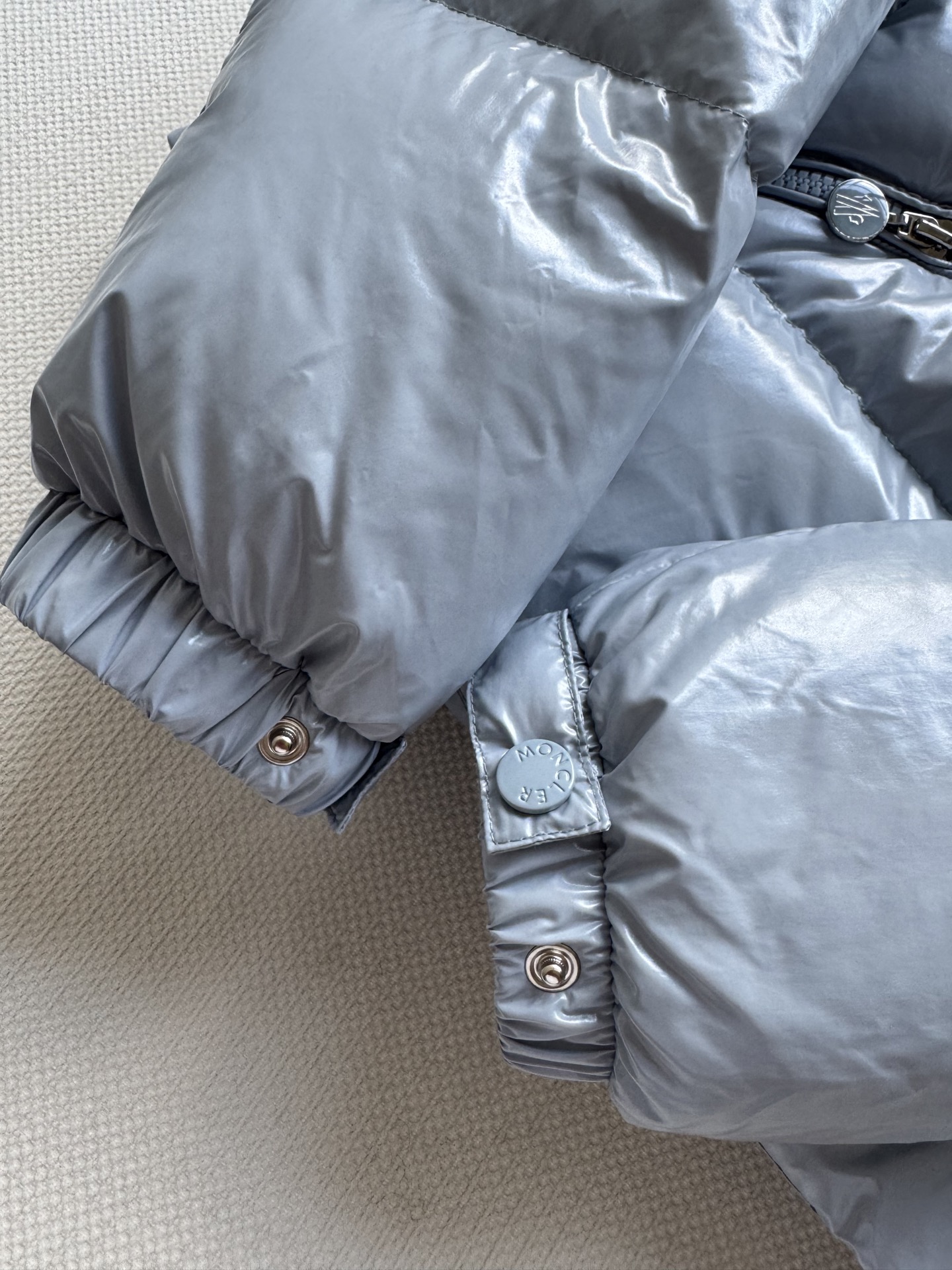 Moncle*🆕新款上新💐💐25秋冬新款，收腰显瘦羽绒服，小蛮腰款～羊毛编织元素，定制YB白鹅绒填充内里