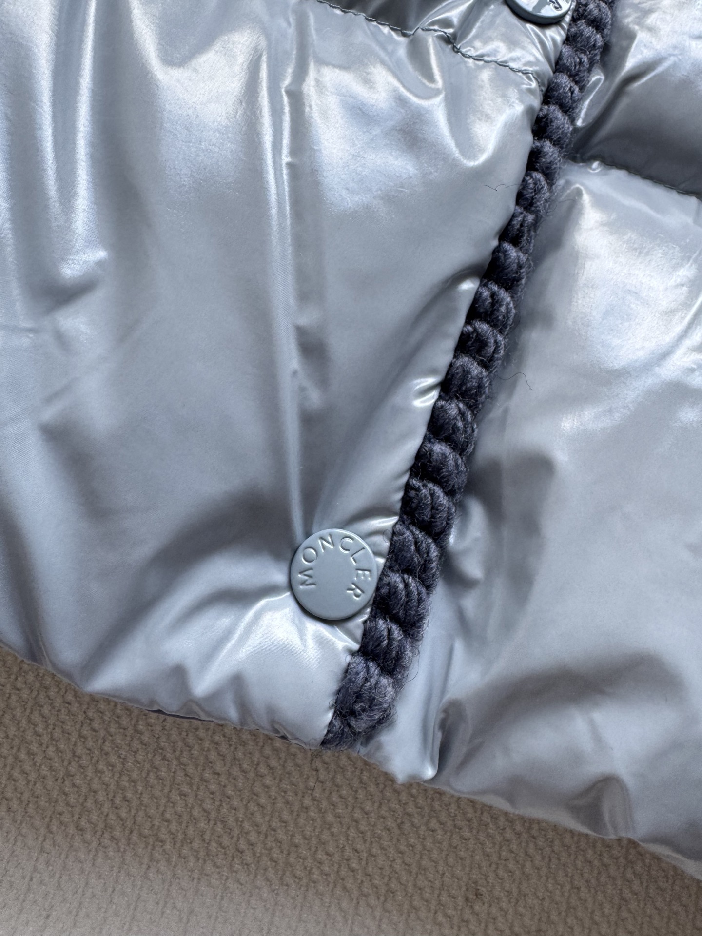 Moncle*🆕新款上新💐💐25秋冬新款，收腰显瘦羽绒服，小蛮腰款～羊毛编织元素，定制YB白鹅绒填充内里