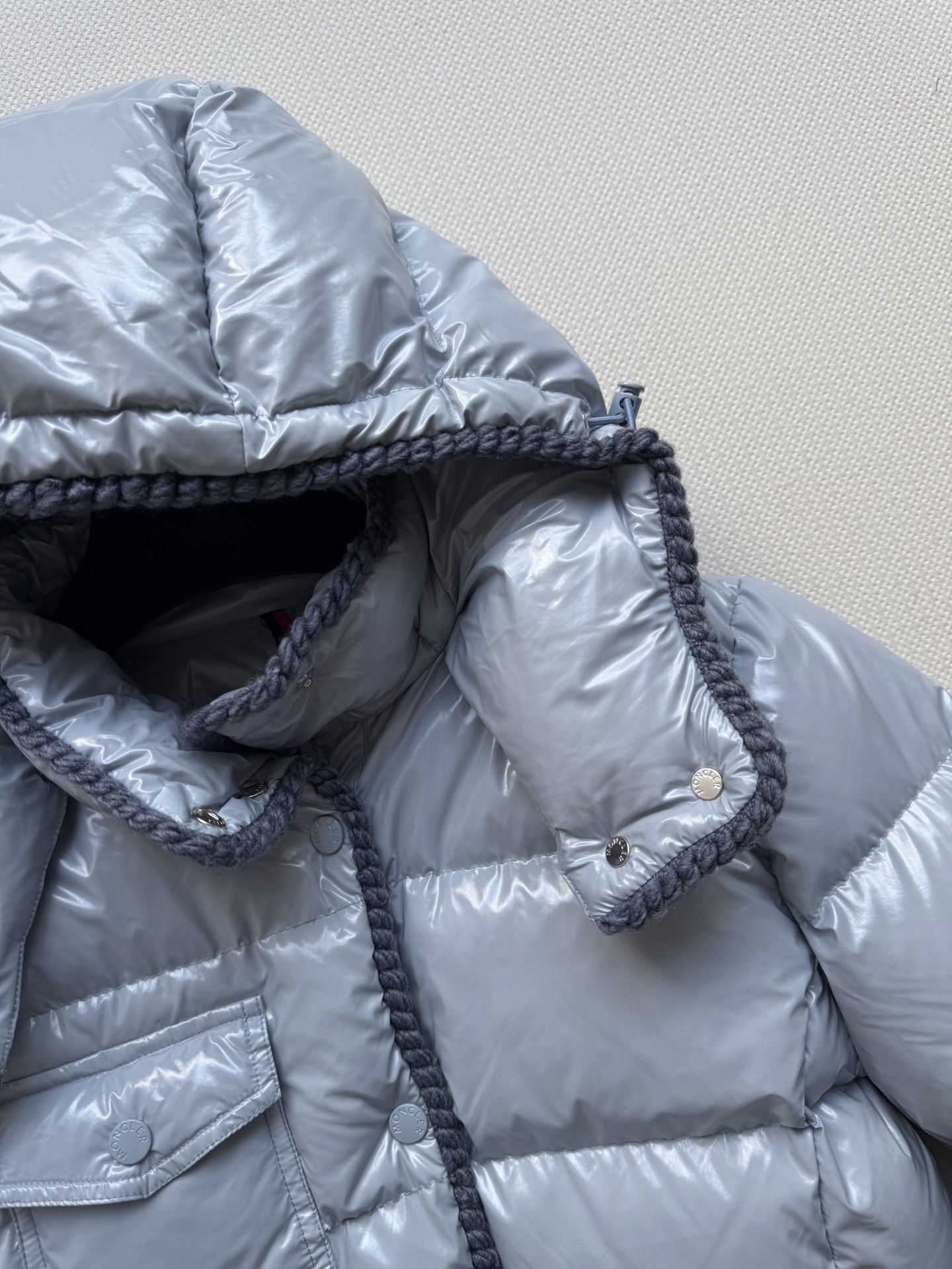 Moncle*🆕新款上新💐💐25秋冬新款，收腰显瘦羽绒服，小蛮腰款～羊毛编织元素，定制YB白鹅绒填充内里