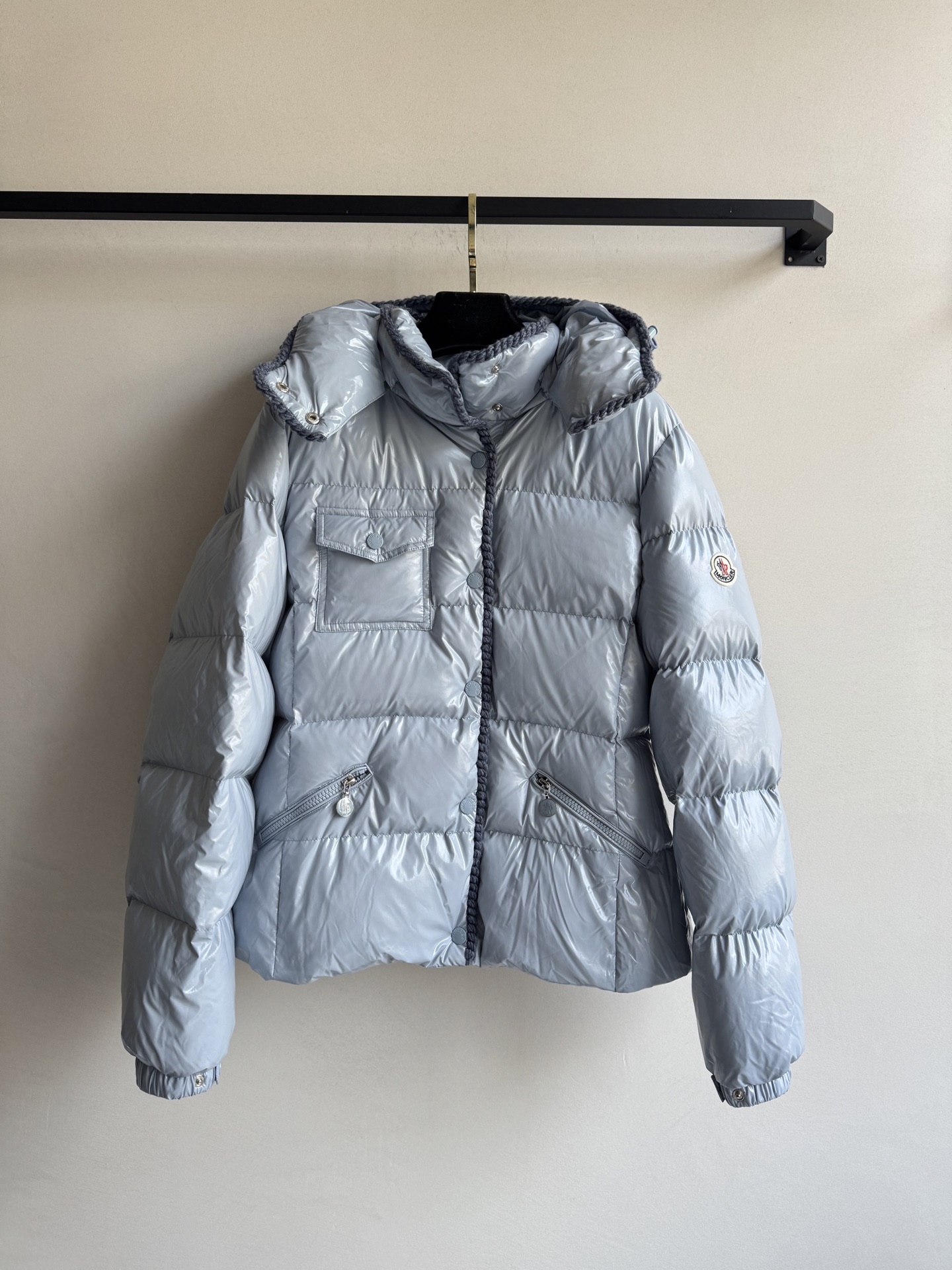 Moncle*🆕新款上新💐💐25秋冬新款，收腰显瘦羽绒服，小蛮腰款～羊毛编织元素，定制YB白鹅绒填充内里