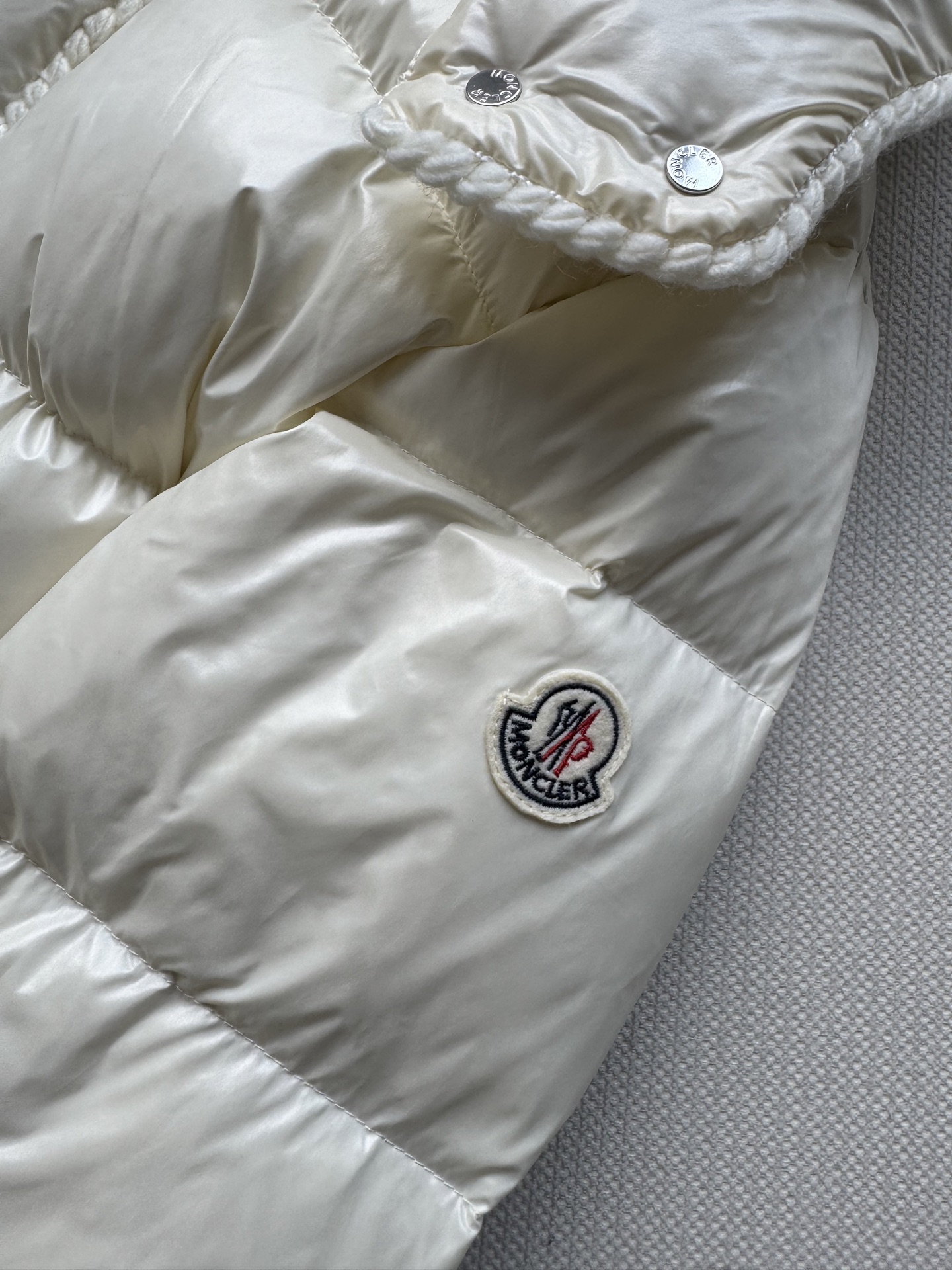 Moncle*🆕新款上新💐💐25秋冬新款，收腰显瘦羽绒服，小蛮腰款～羊毛编织元素，定制YB白鹅绒填充内里