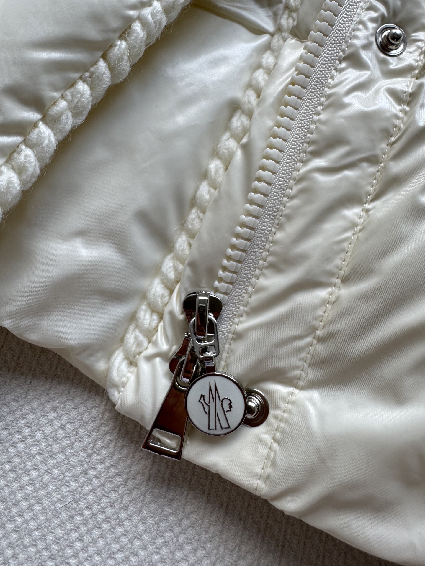 Moncle*🆕新款上新💐💐25秋冬新款，收腰显瘦羽绒服，小蛮腰款～羊毛编织元素，定制YB白鹅绒填充内里